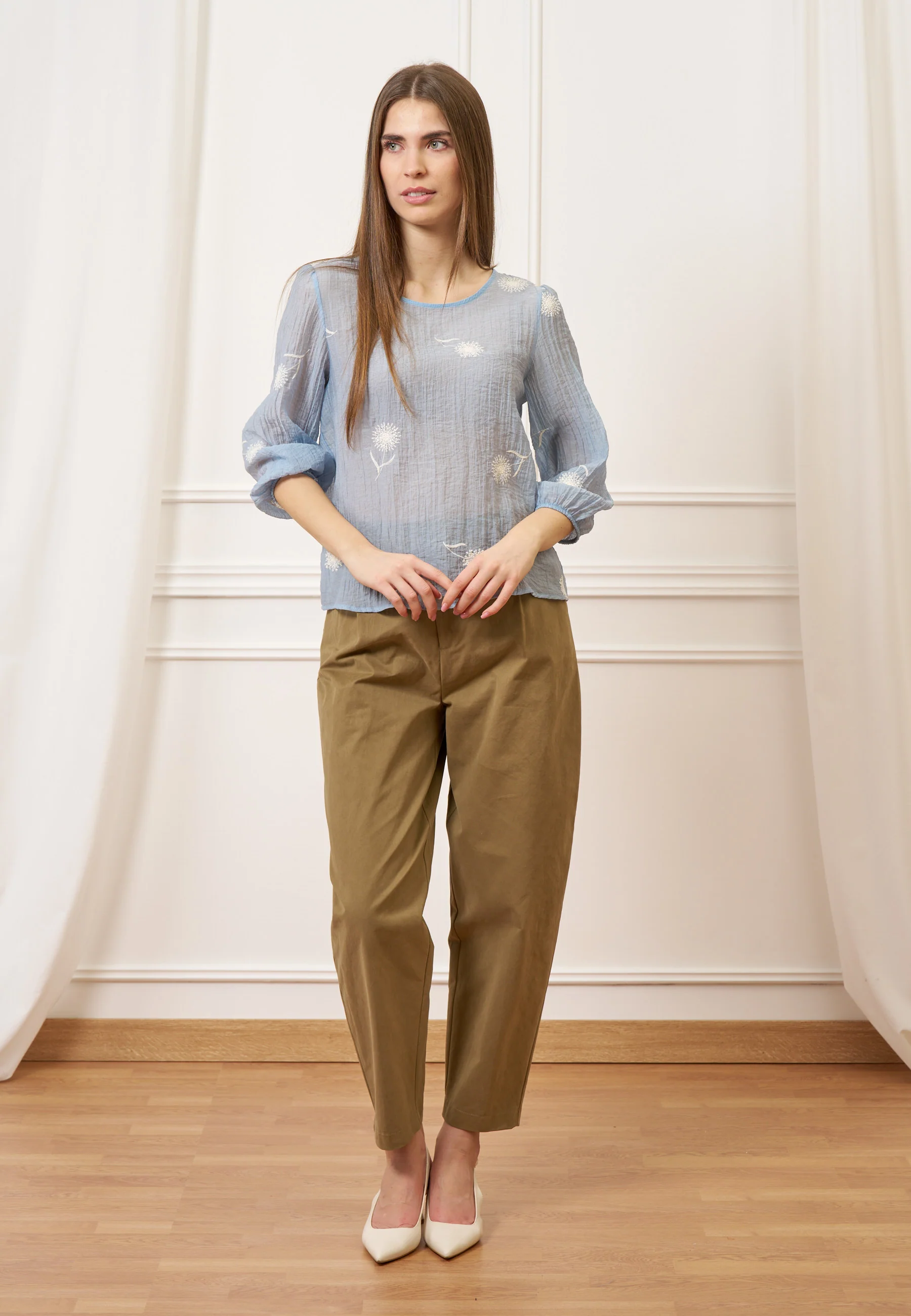 Blusa con fiori piccoli ricamati - CELESTE - Image 3
