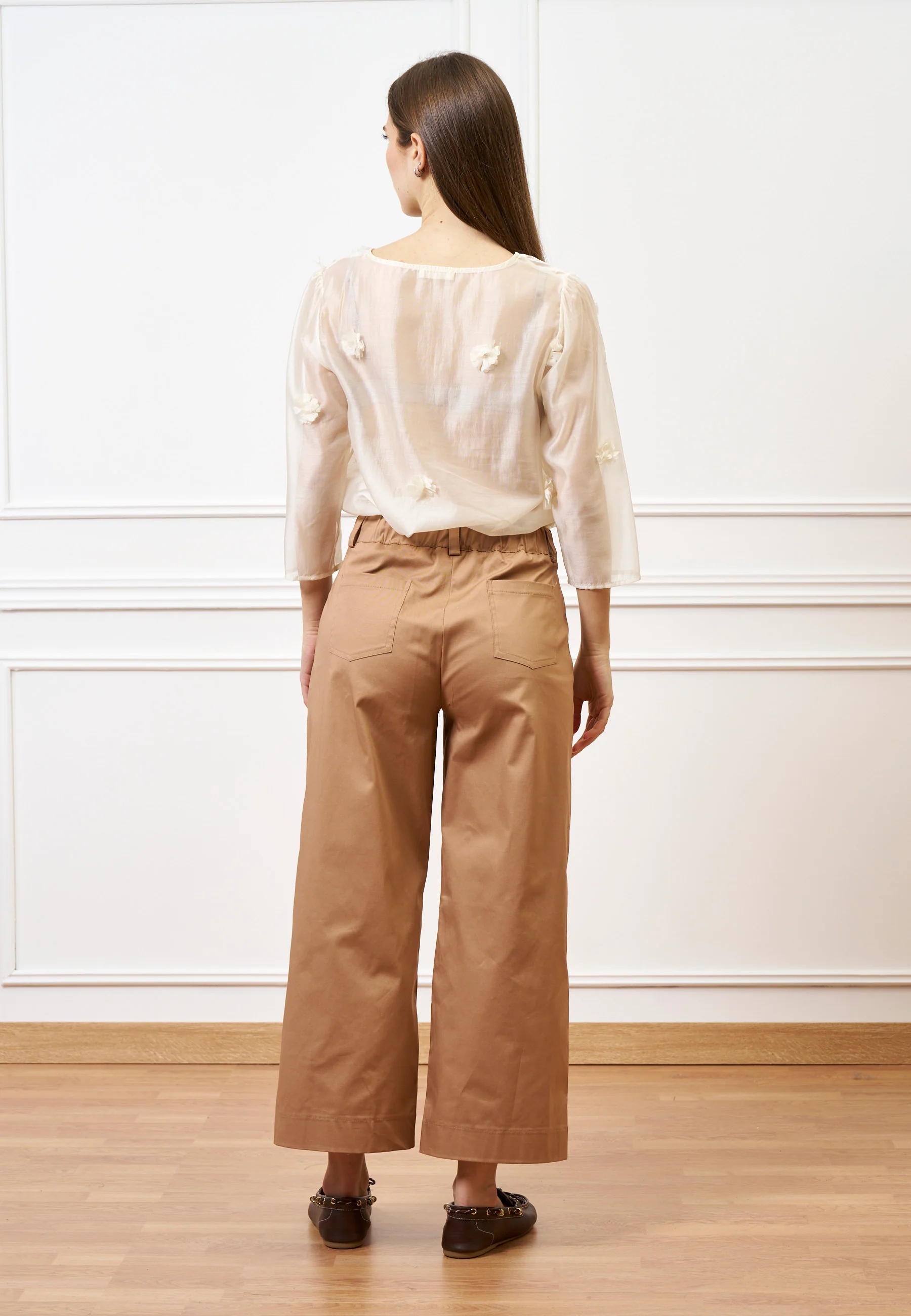 Blusa girocollo con fiori applicati - AVORIO - Image 5