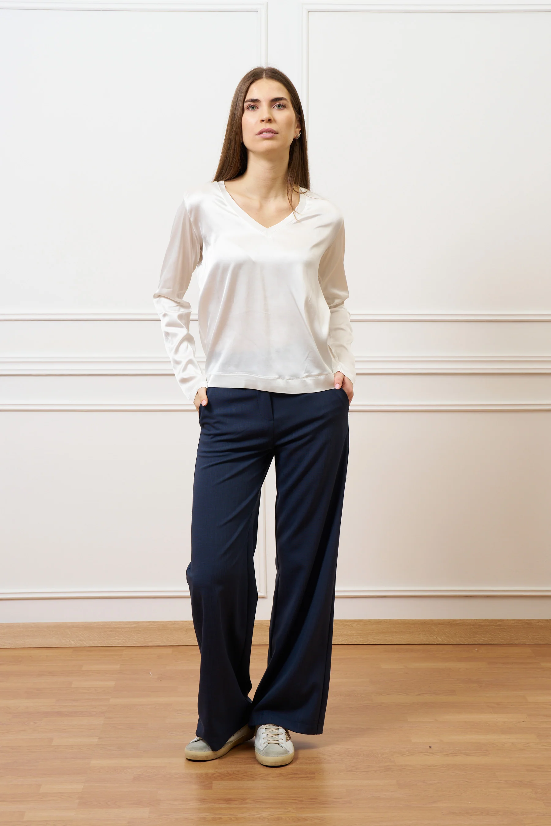 Blusa in raso con scollo a v - AVORIO - Image 3