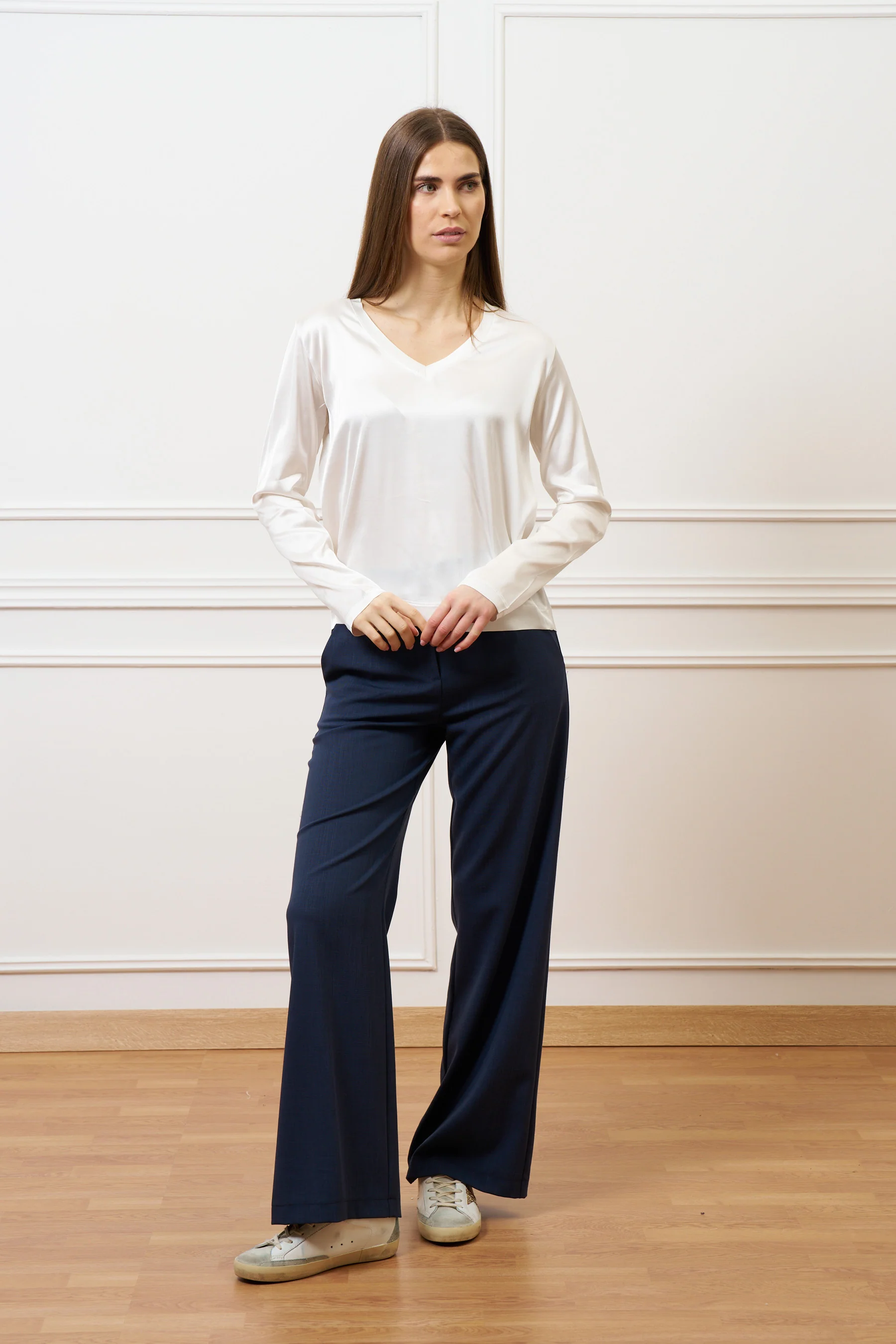 Blusa in raso con scollo a v - AVORIO - Image 4