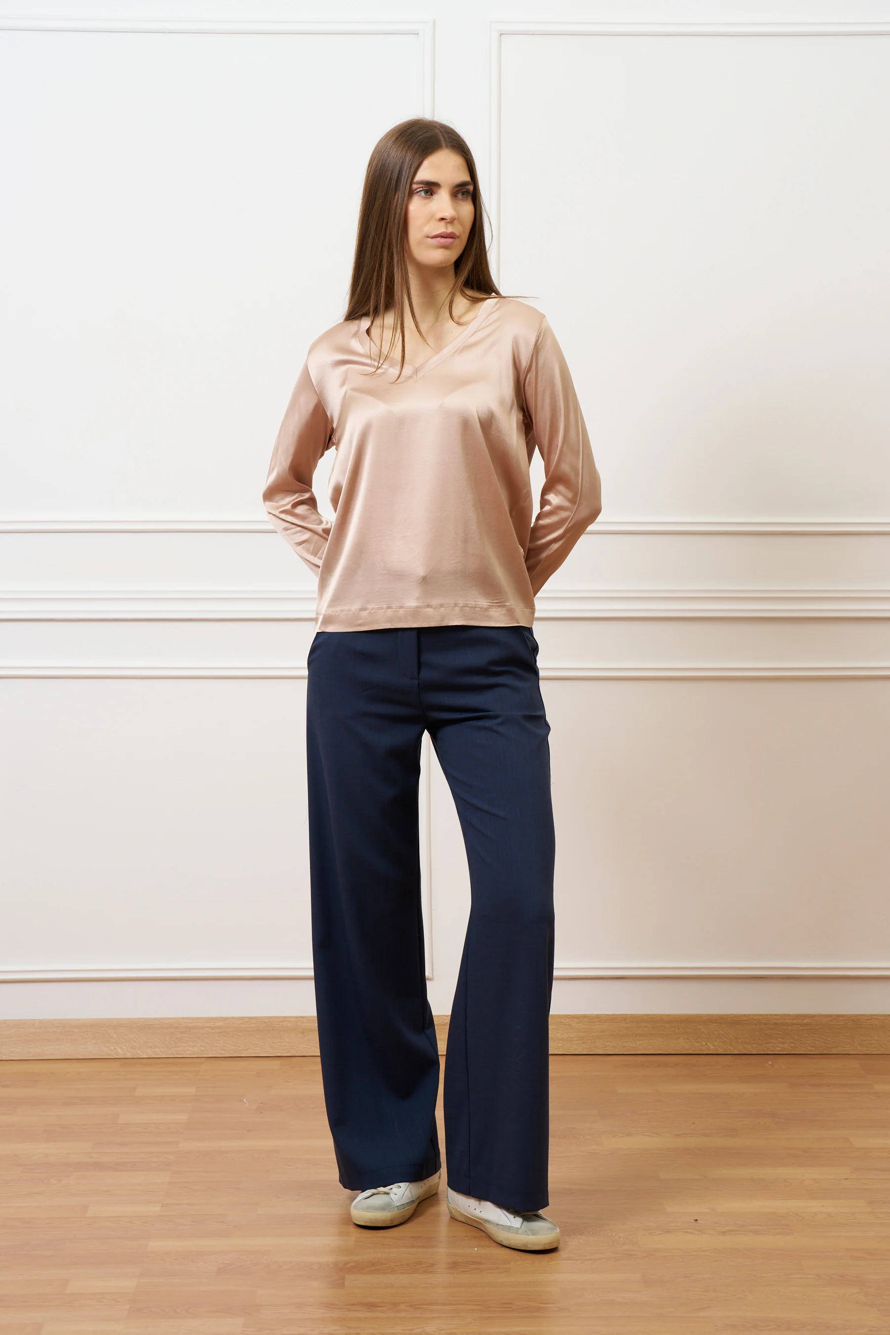 Blusa in raso con scollo a v - CIPRIA - Image 3