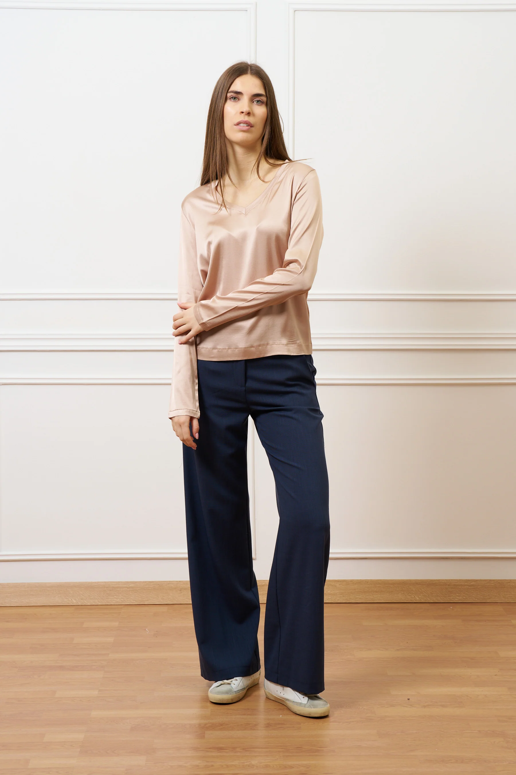 Blusa in raso con scollo a v - CIPRIA - Image 4