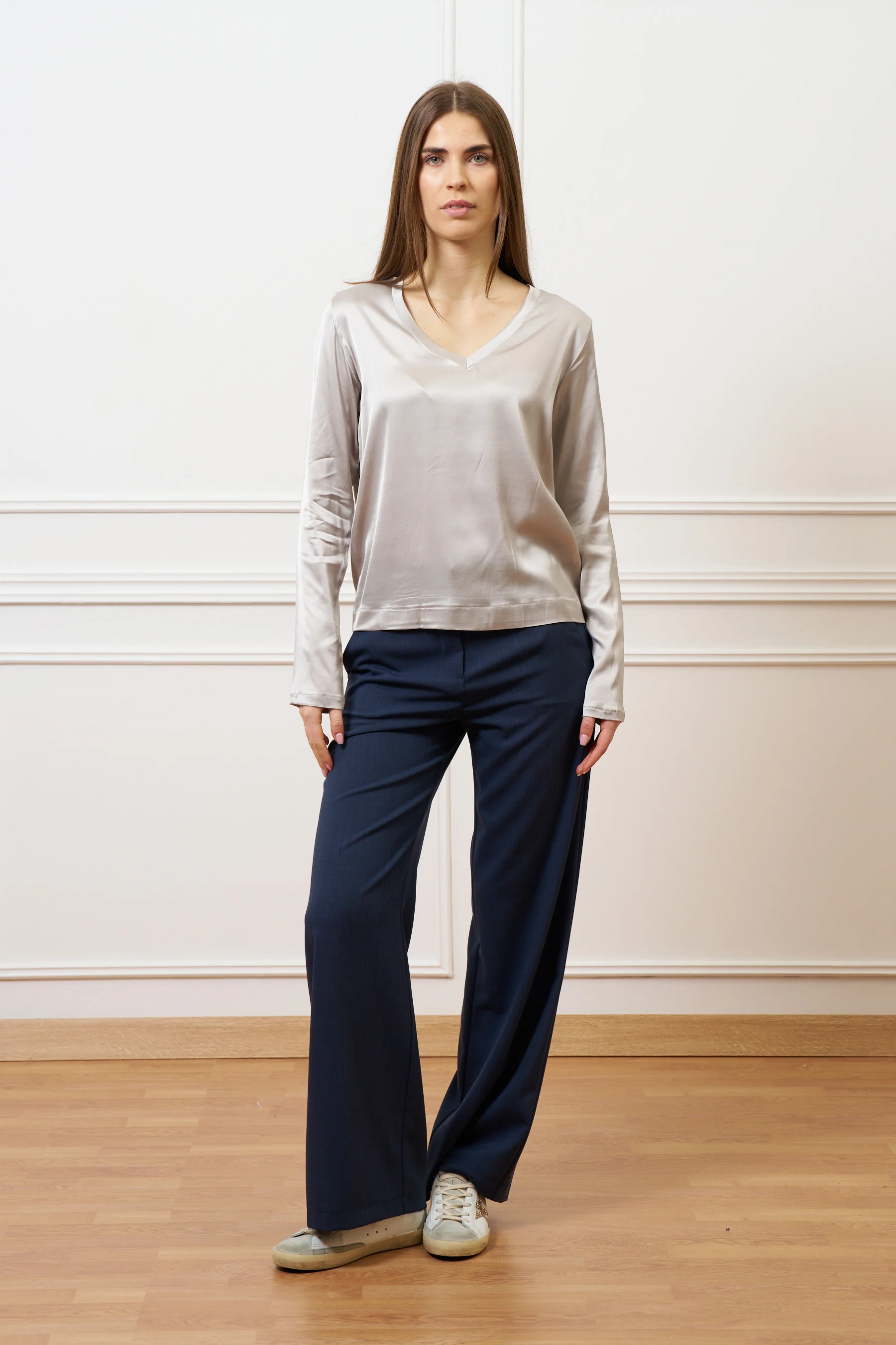 Blusa in raso con scollo a v - TORTORA - Image 3