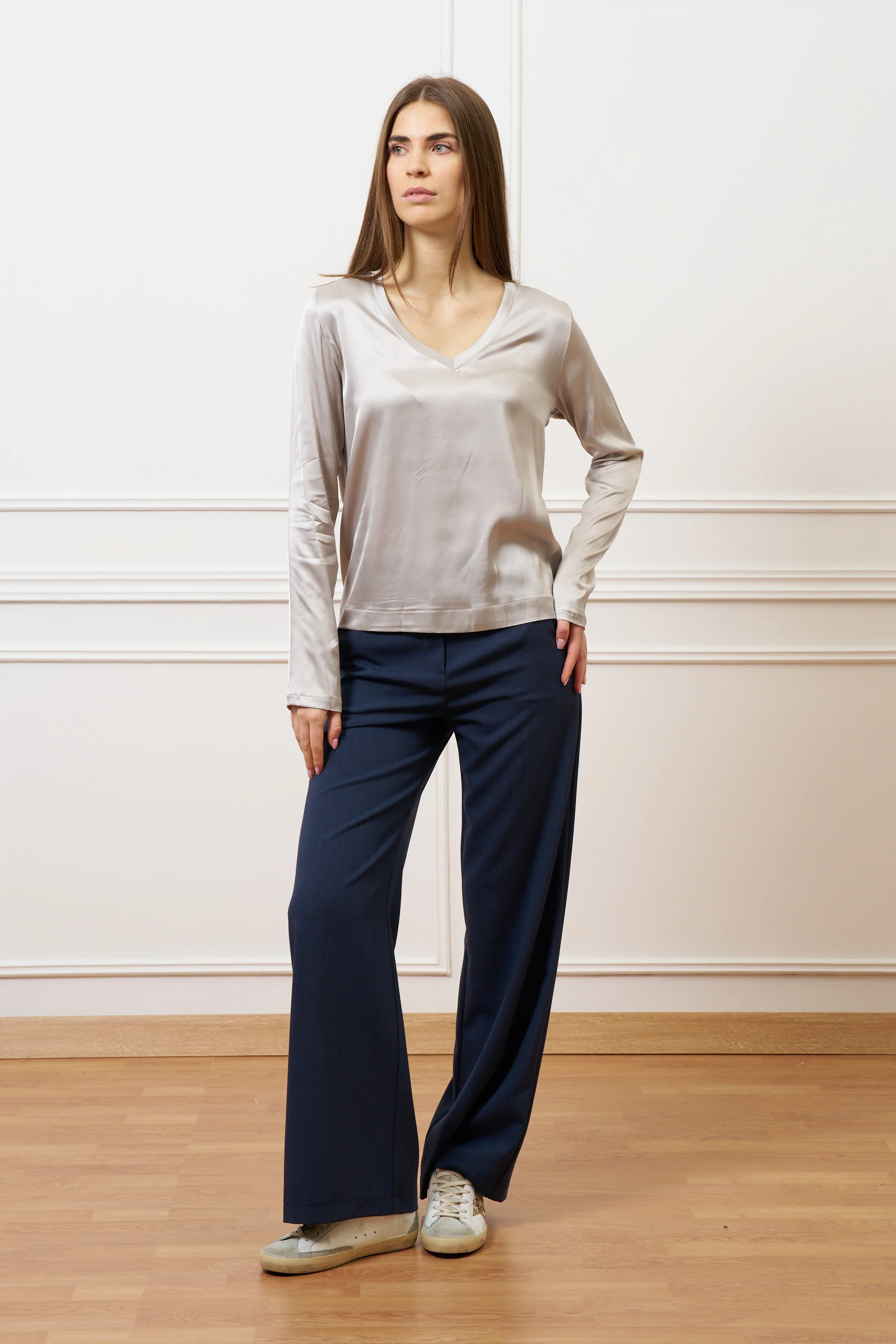 Blusa in raso con scollo a v - TORTORA - Image 4