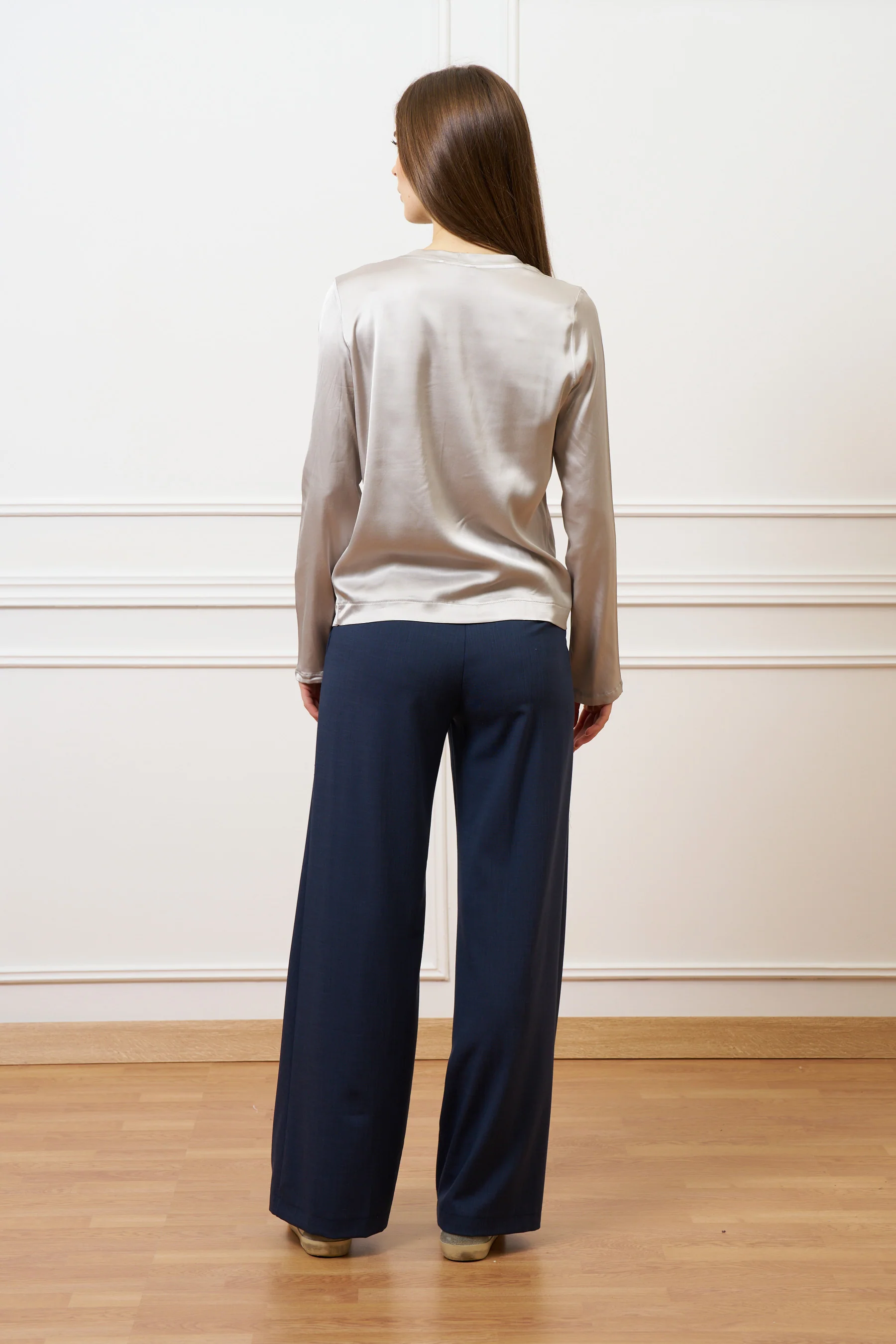 Blusa in raso con scollo a v - TORTORA - Image 5