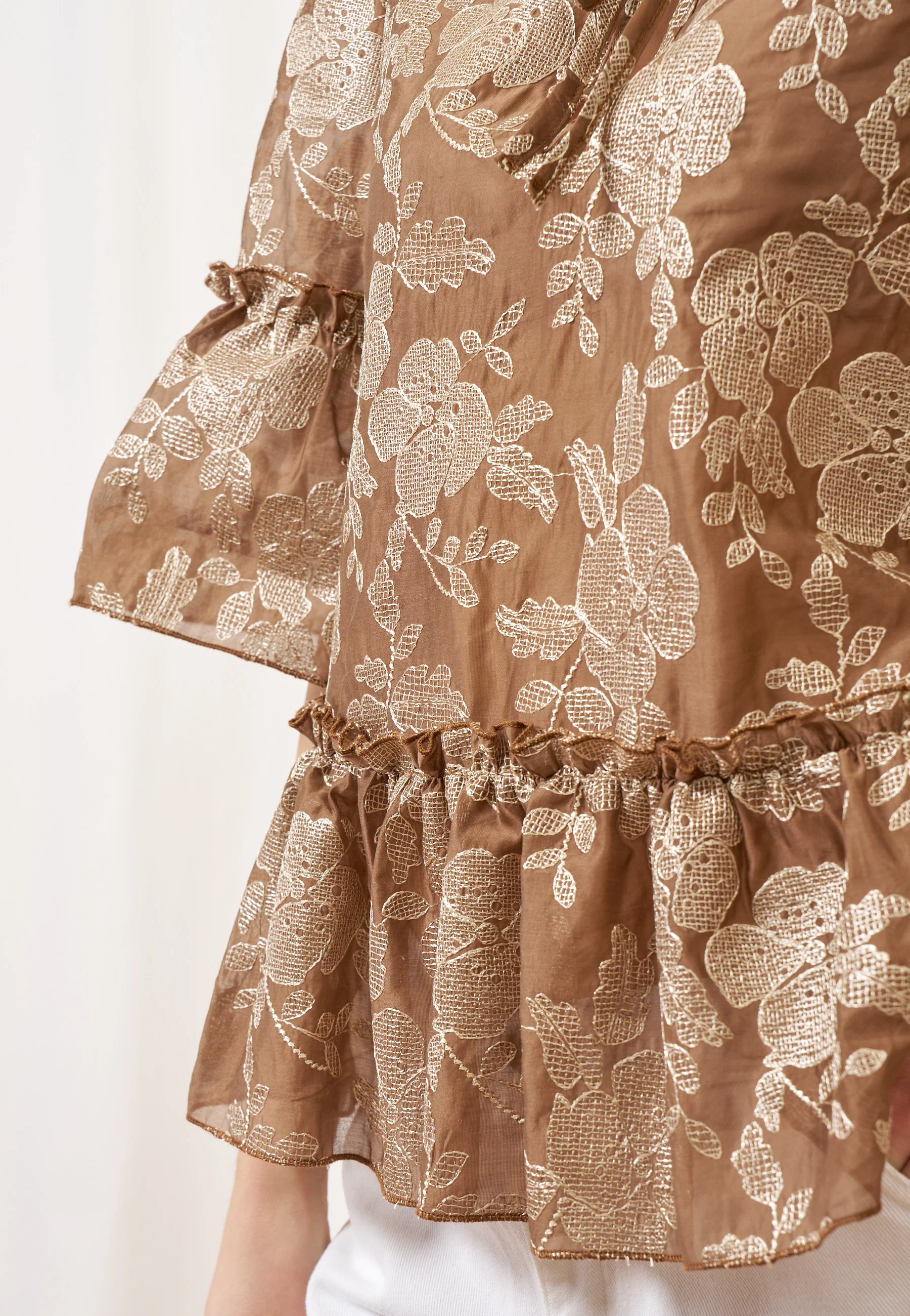 Blusa ricamata con balze - TABACCO - Image 3
