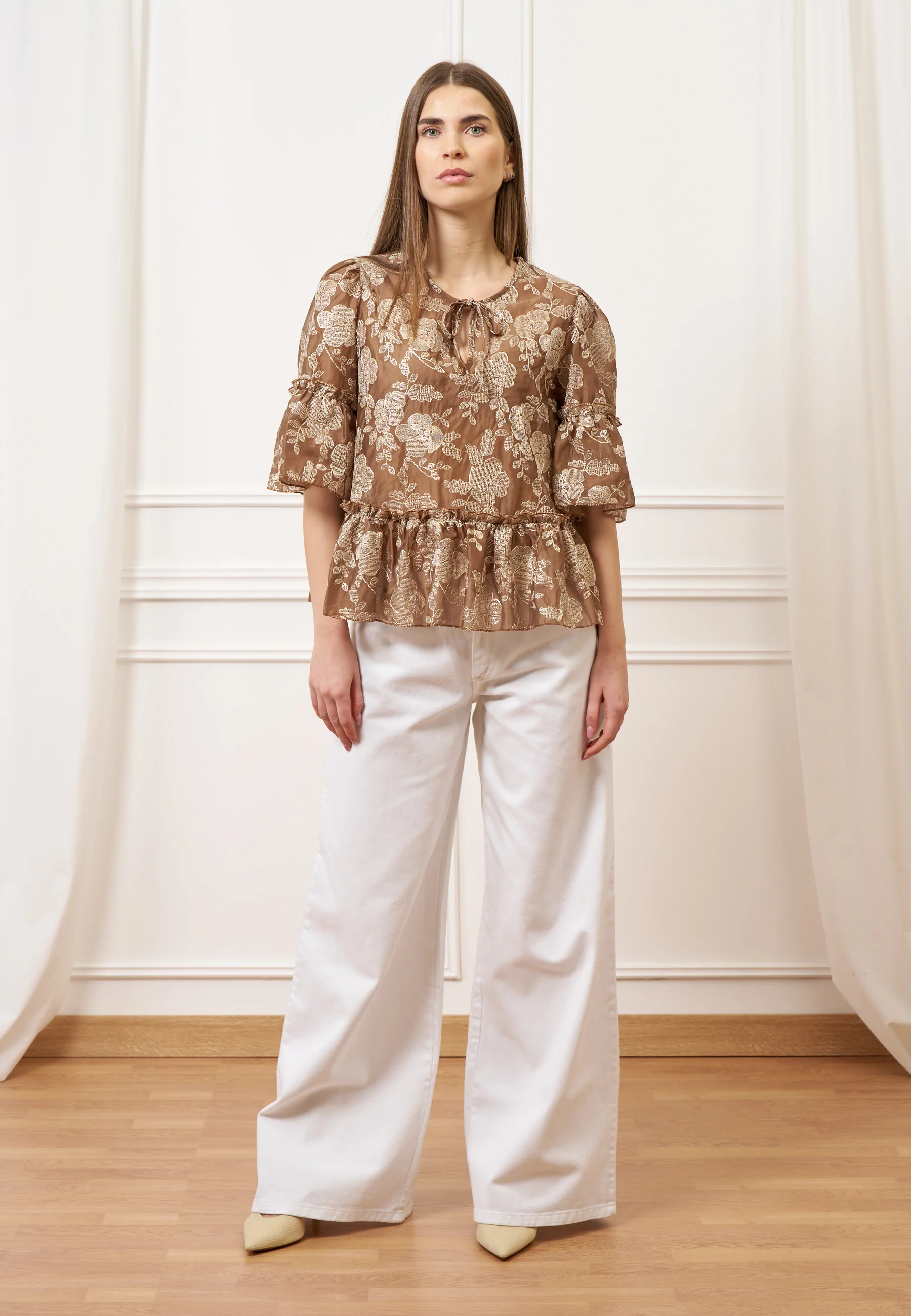 Blusa ricamata con balze - TABACCO - Image 4