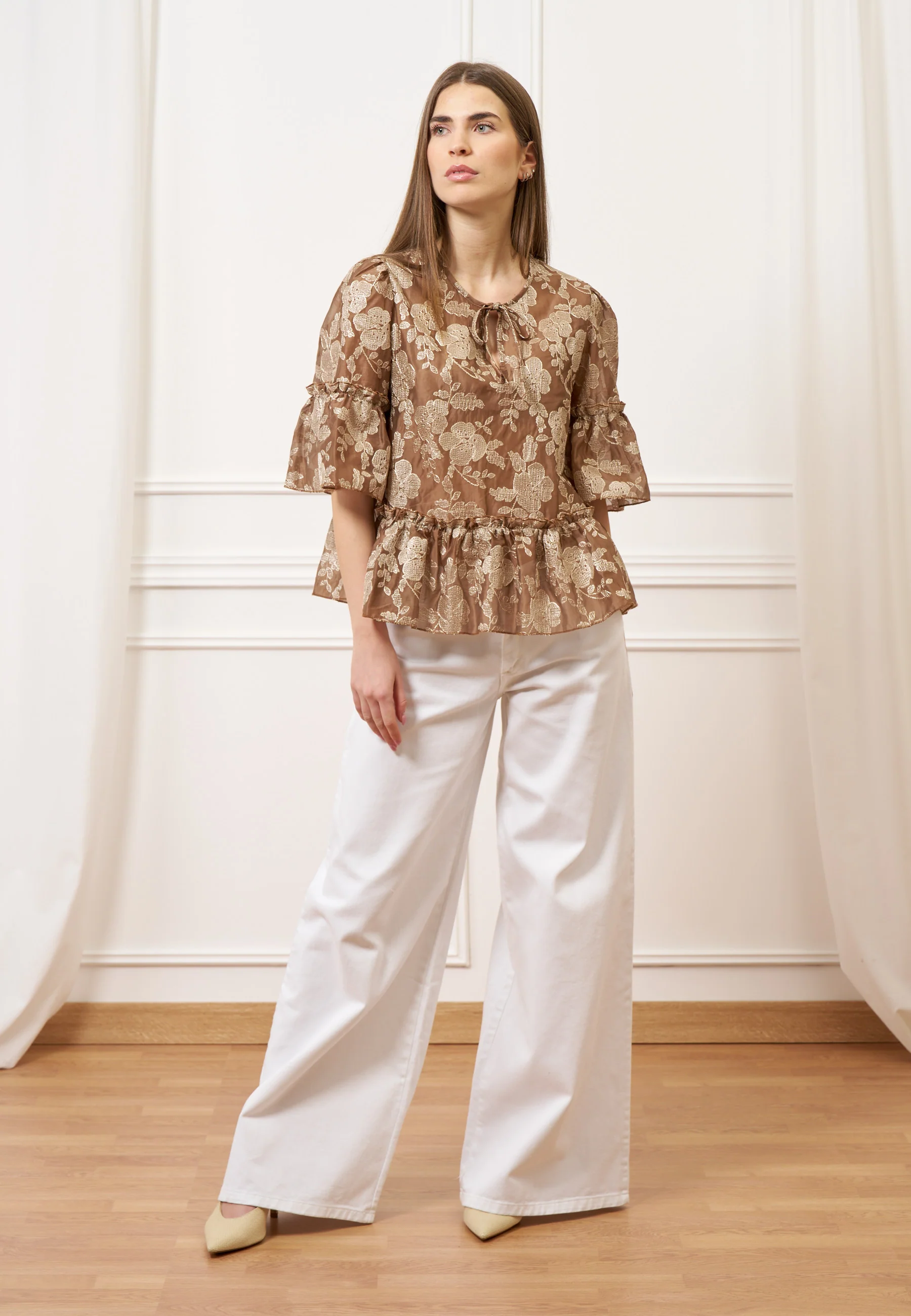 Blusa ricamata con balze - TABACCO - Image 5