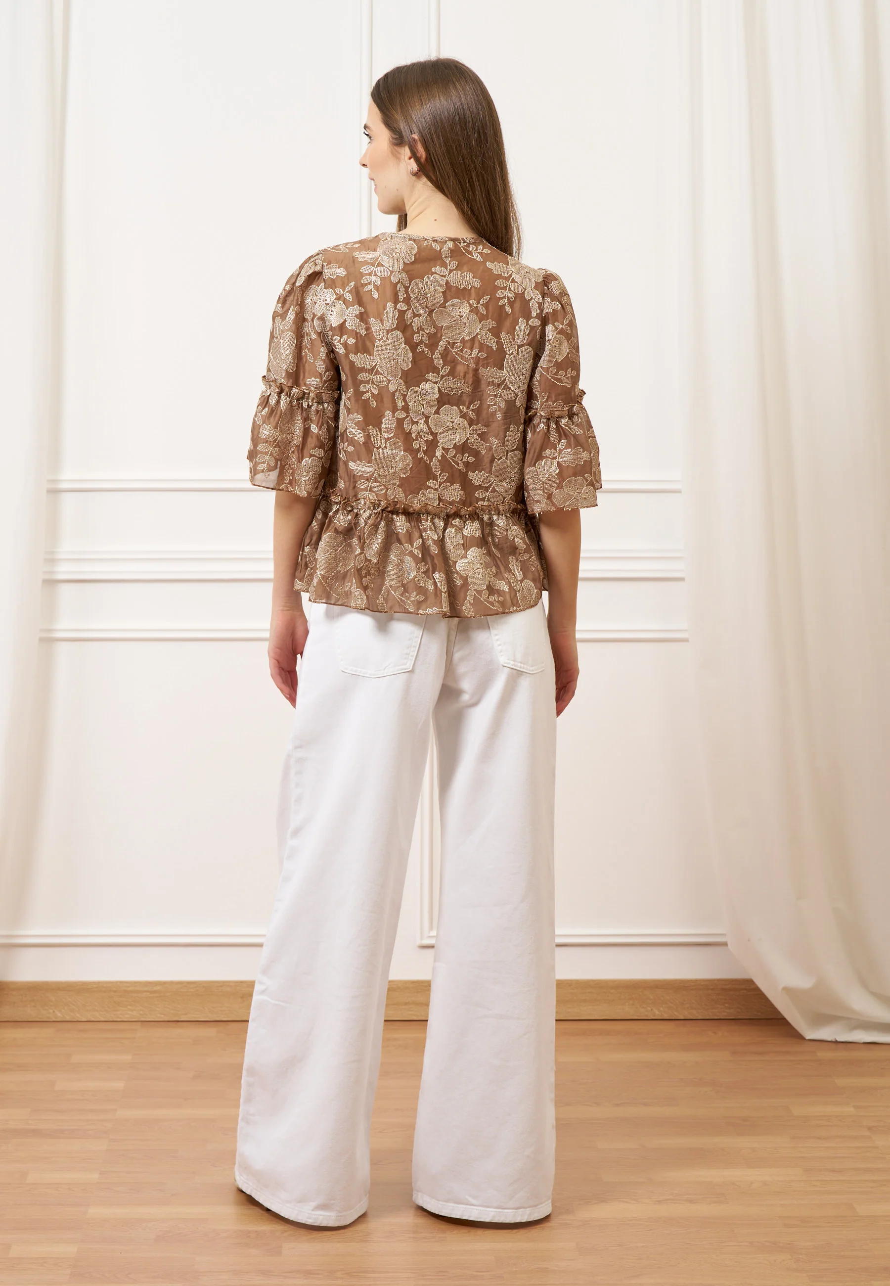 Blusa ricamata con balze - TABACCO - Image 6