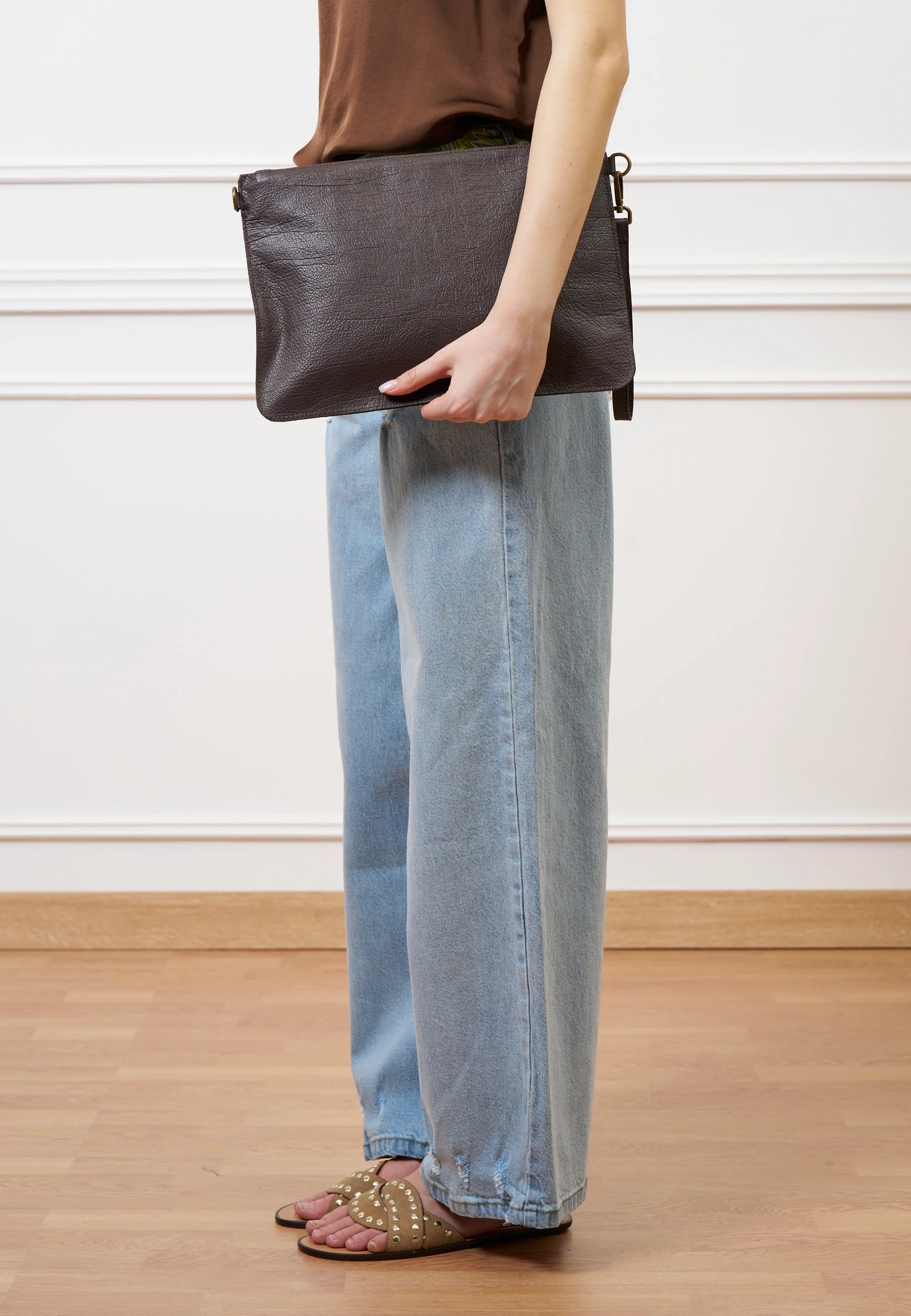 Borsa pochette in pelle con manicotto - MARRONE - Image 3