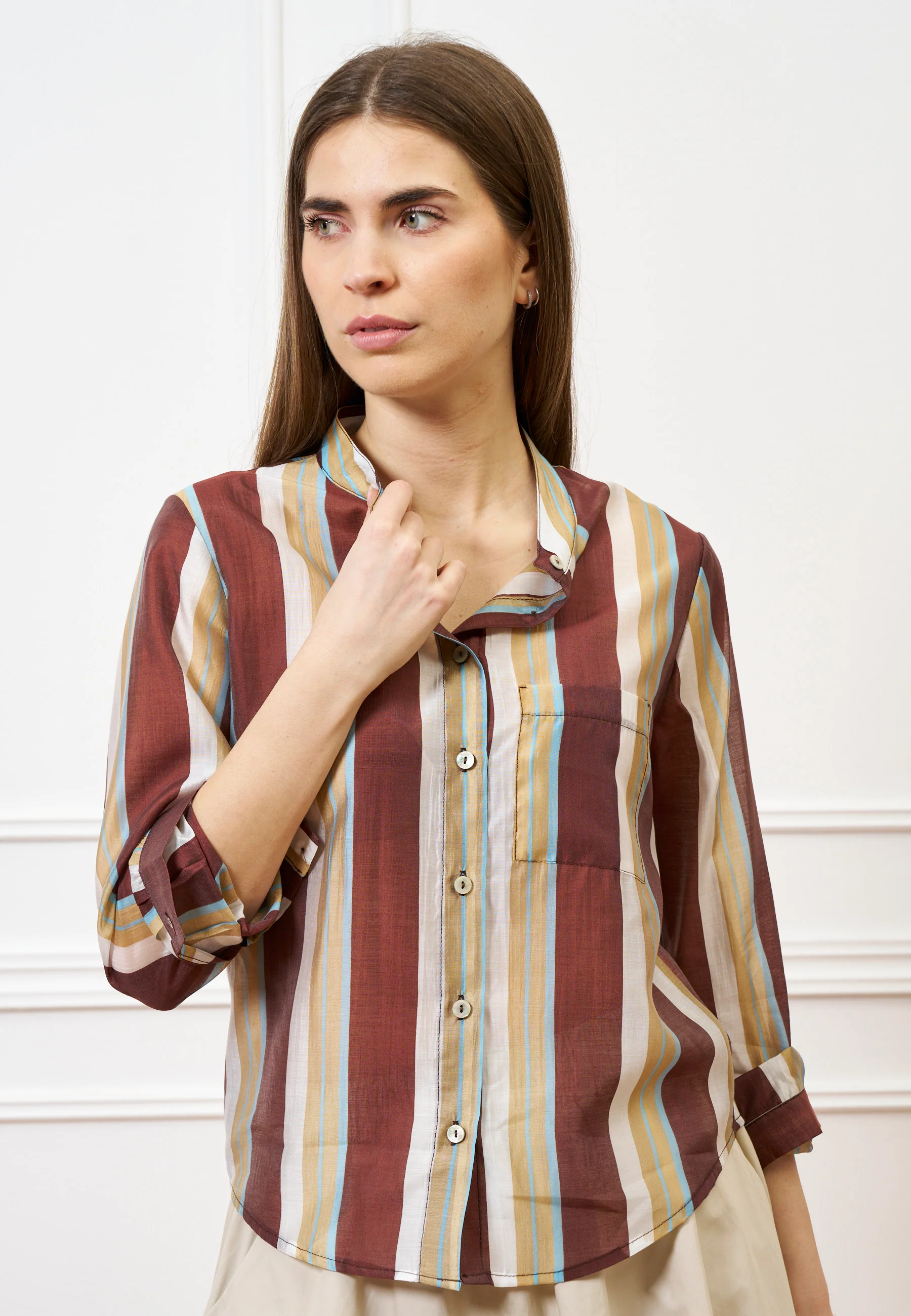 Camicia a righe con collo alla coreana - MARRONE