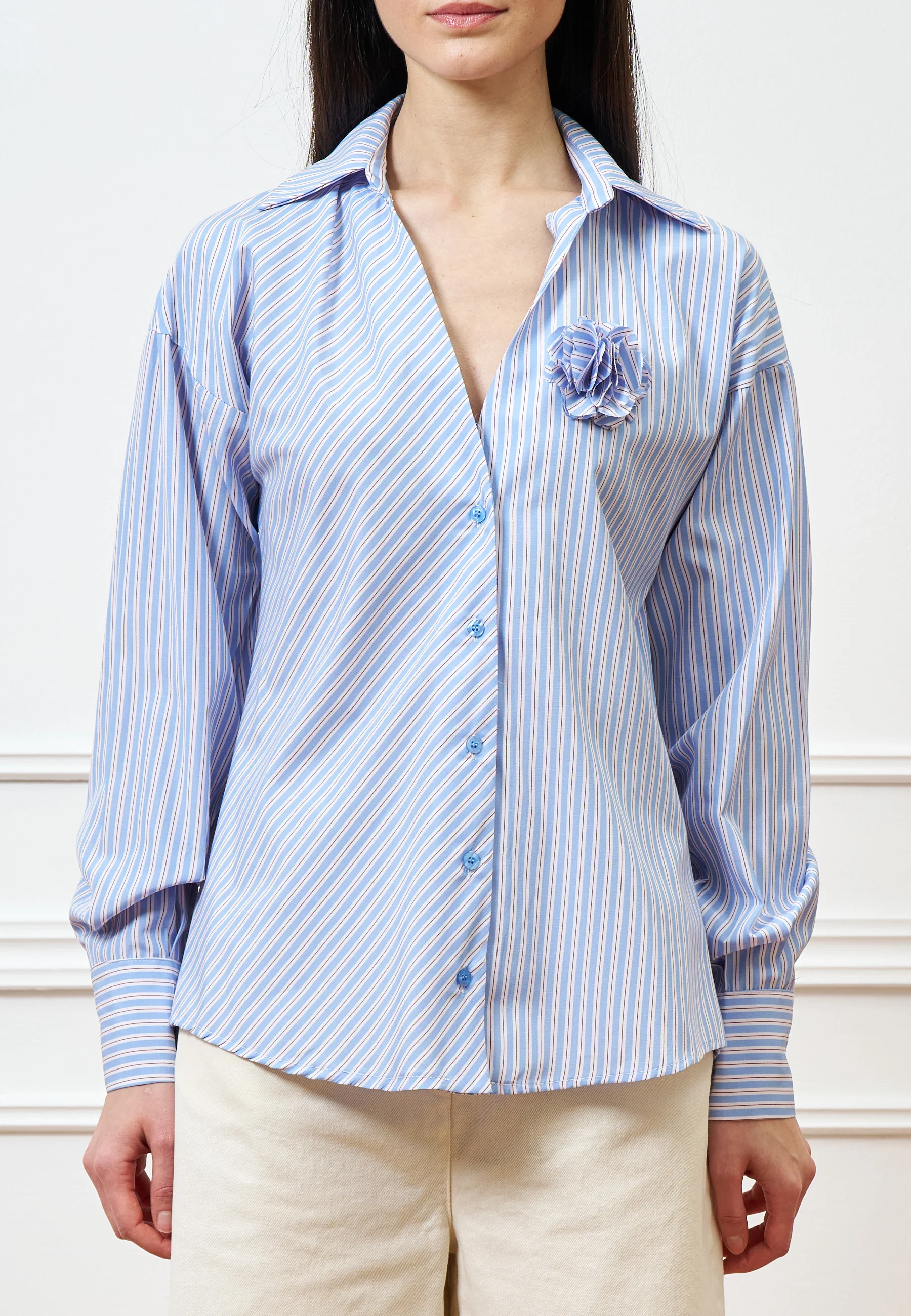 Camicia a righe con spilla - CELESTE - Image 2
