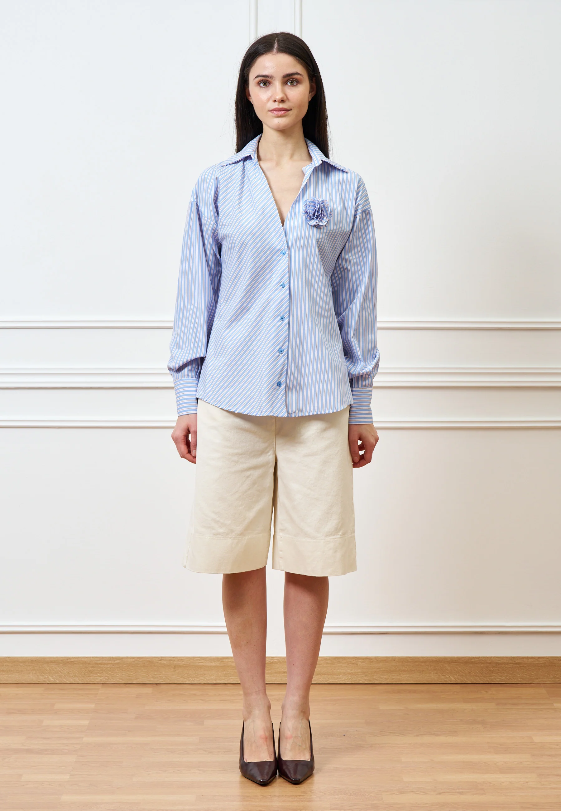 Camicia a righe con spilla - CELESTE - Image 3