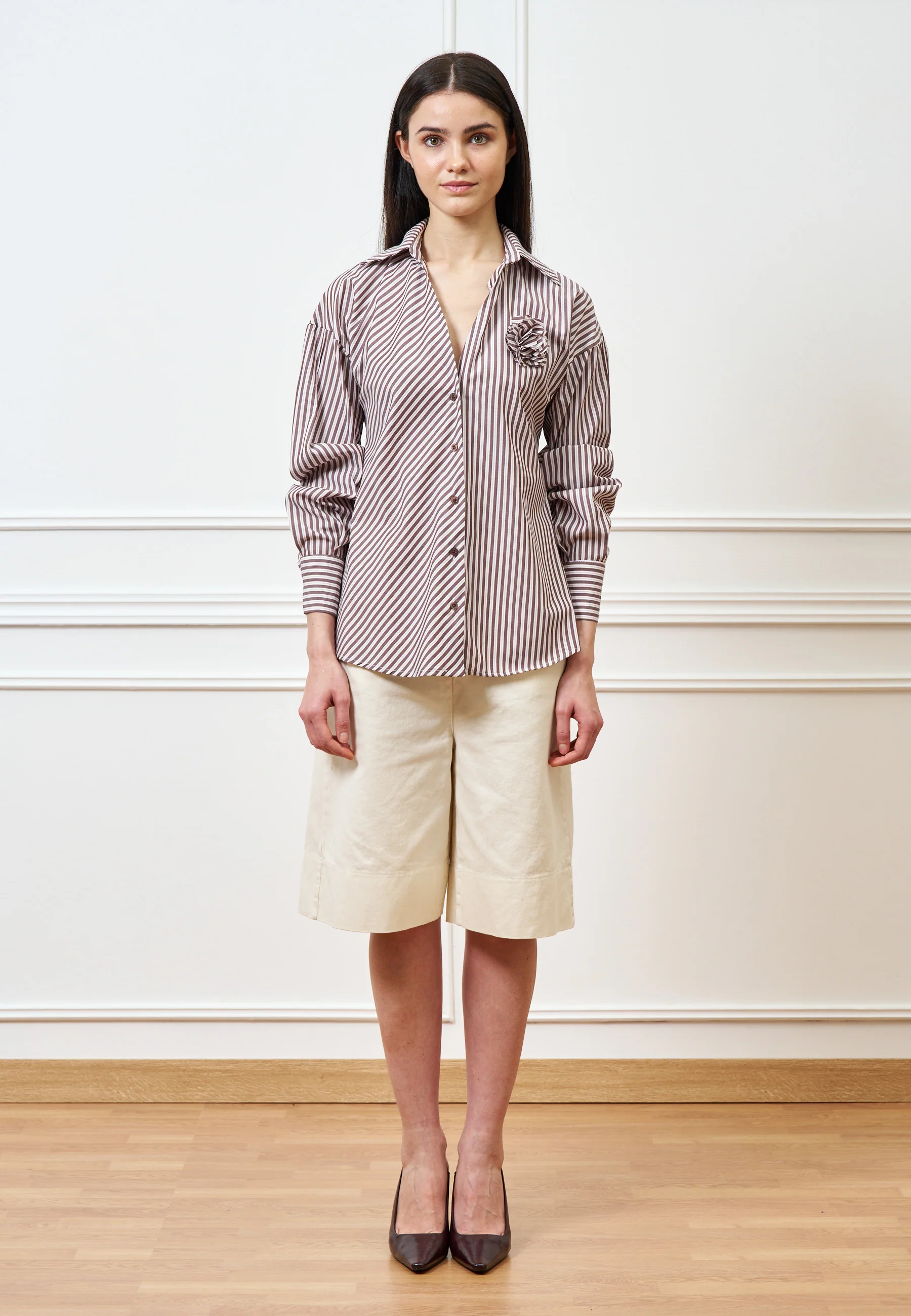 Camicia a righe con spilla - MARRONE - Image 3