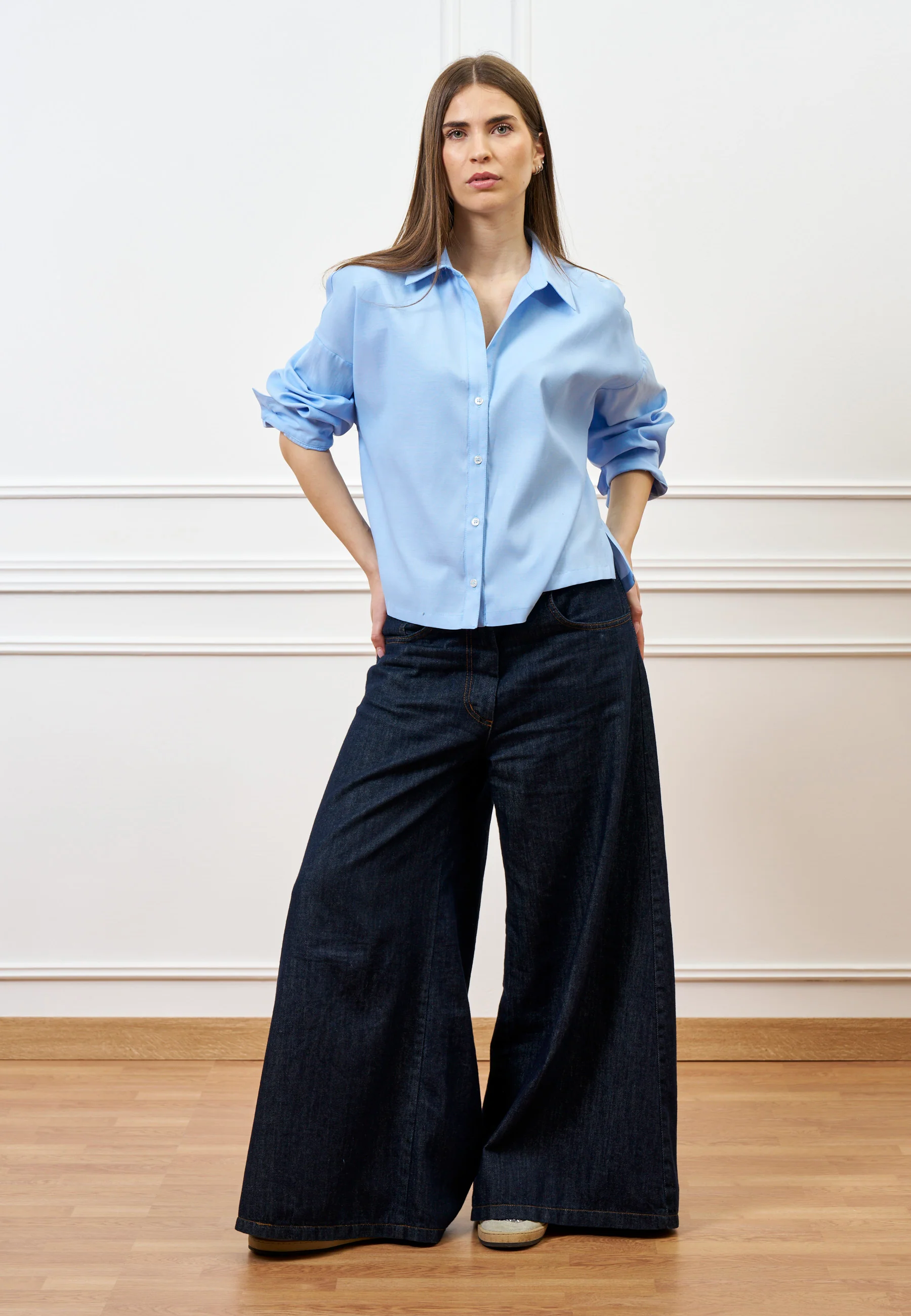 Camicia con scollo a V e spacchetti - CELESTE - Image 3
