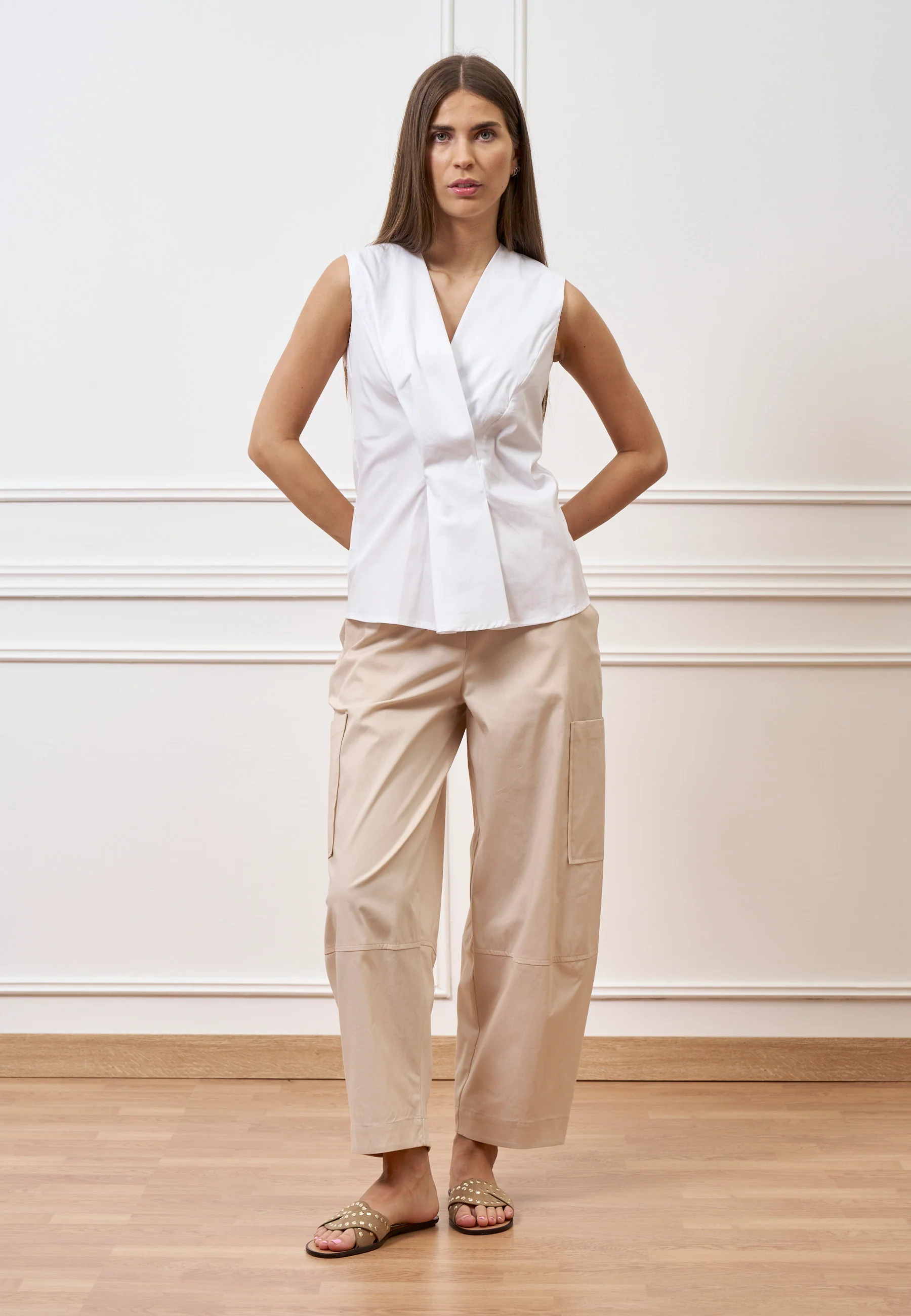 Camicia smanicata con pince in vita - BIANCO - Image 4