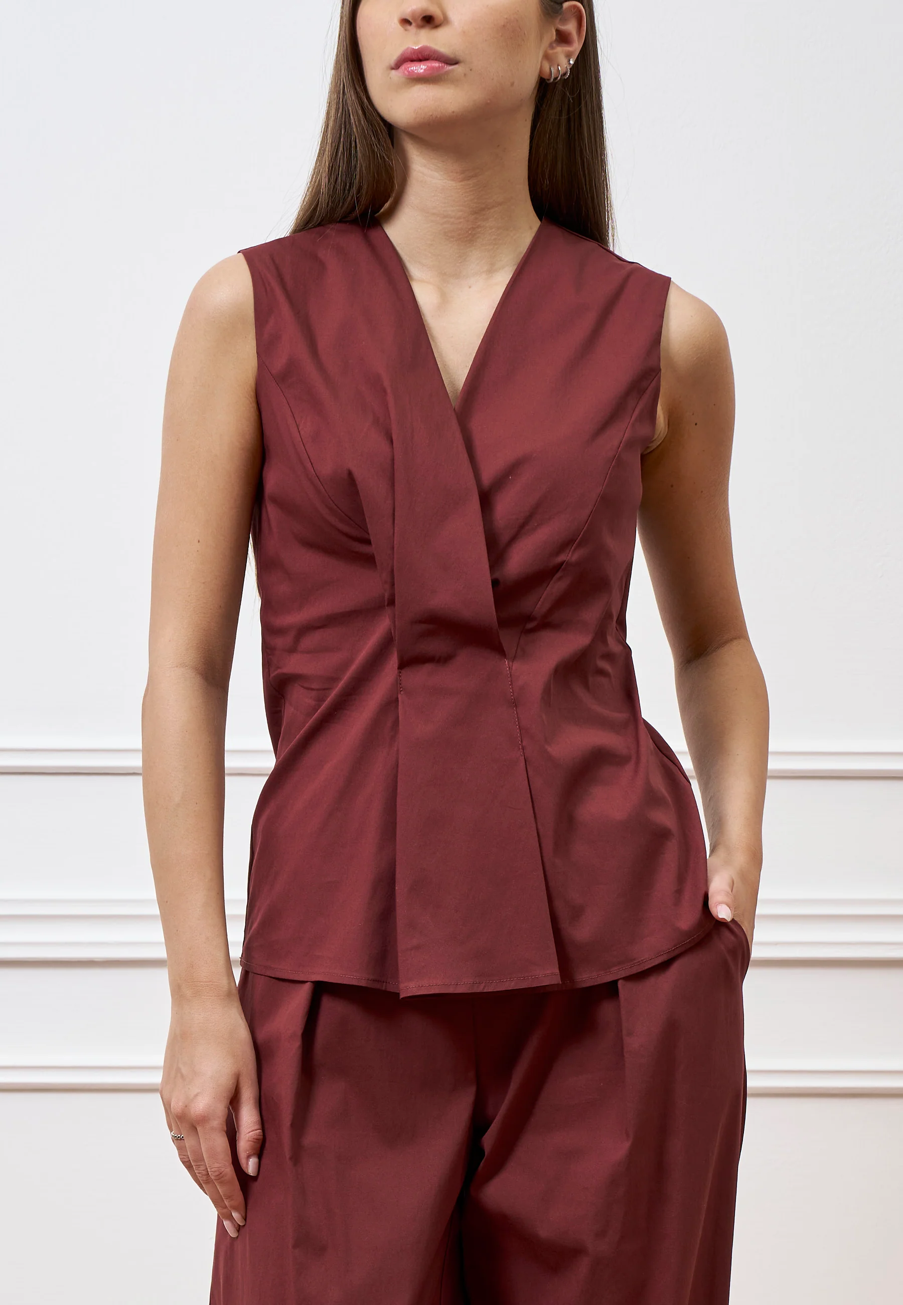 Camicia smanicata con pince in vita - MARRONE