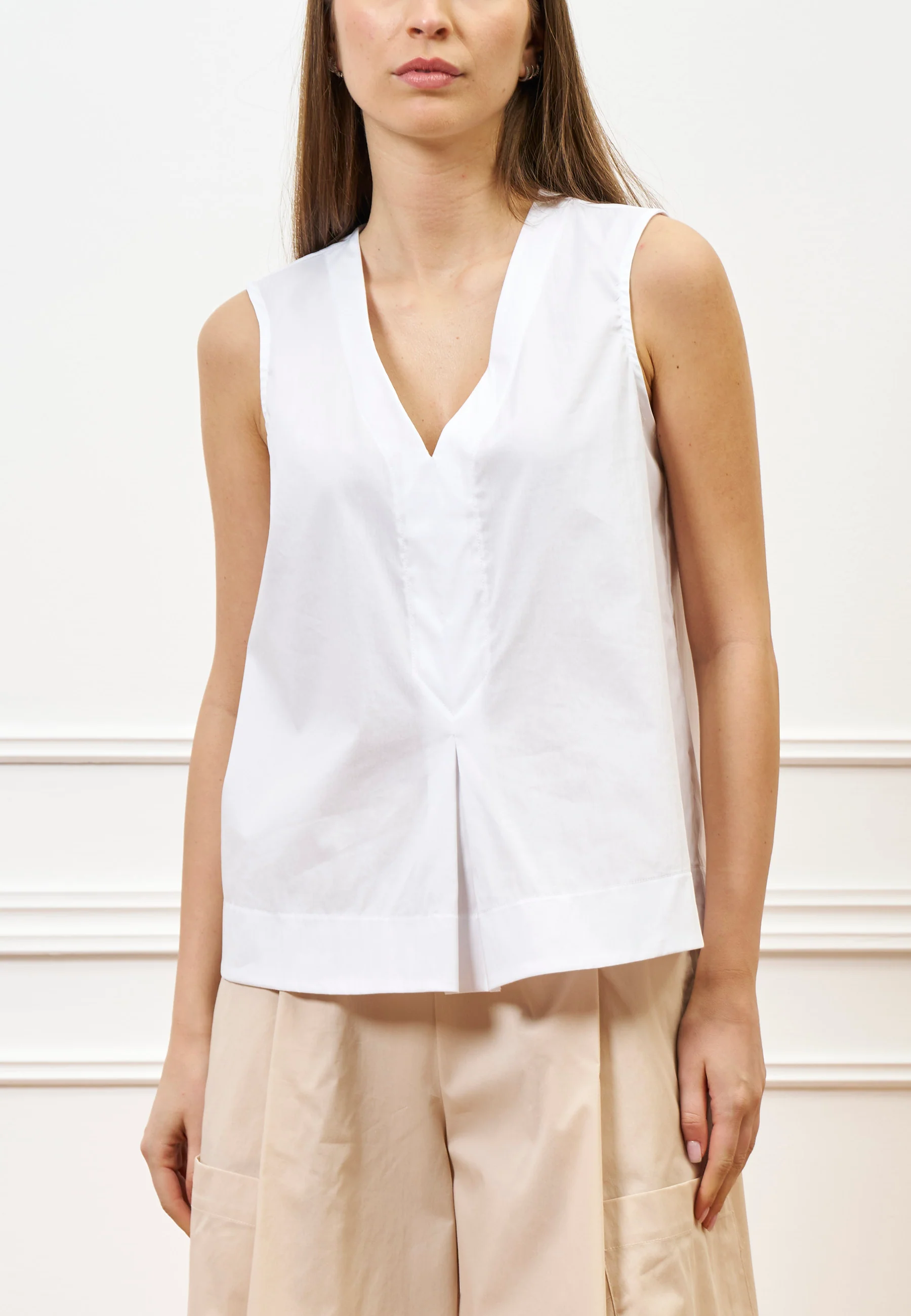 Camicia smanicata con scollo a v - BIANCO