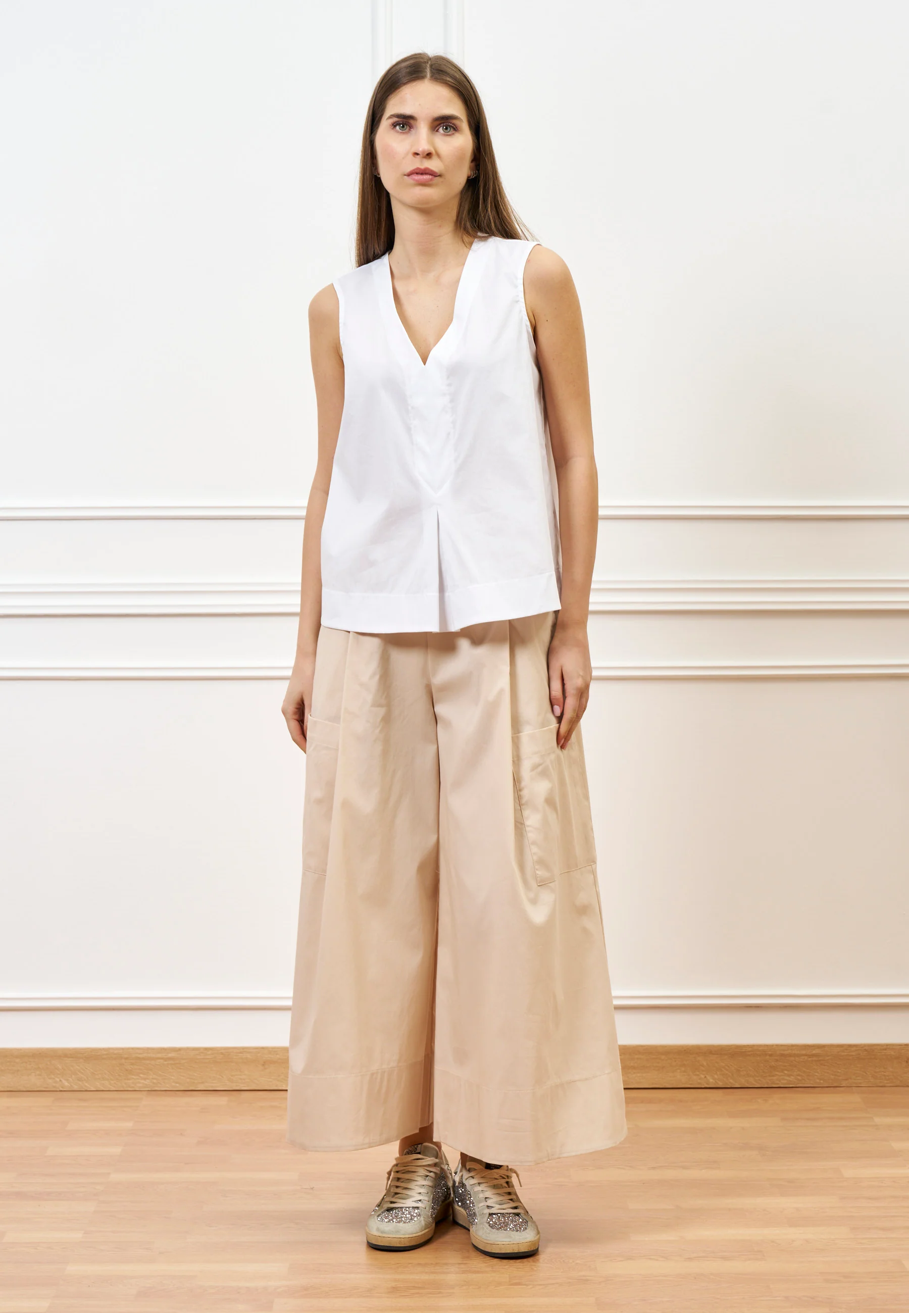Camicia smanicata con scollo a v - BIANCO - Image 2
