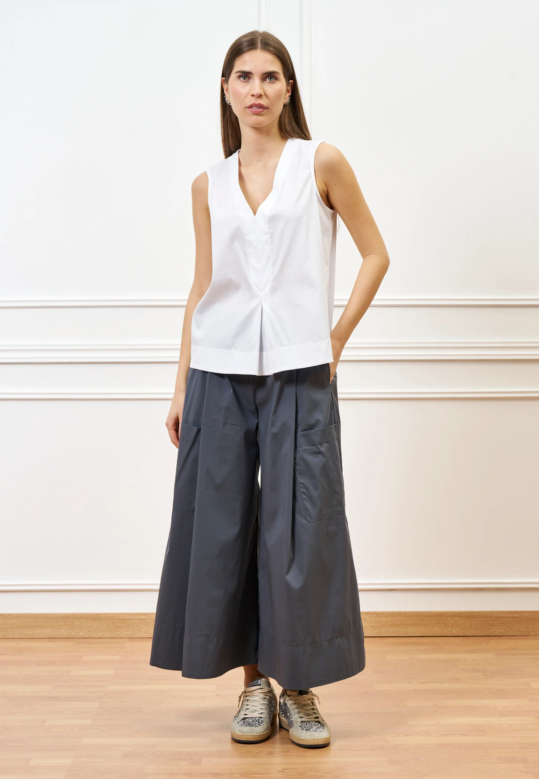 Camicia smanicata con scollo a v - BIANCO - Image 5