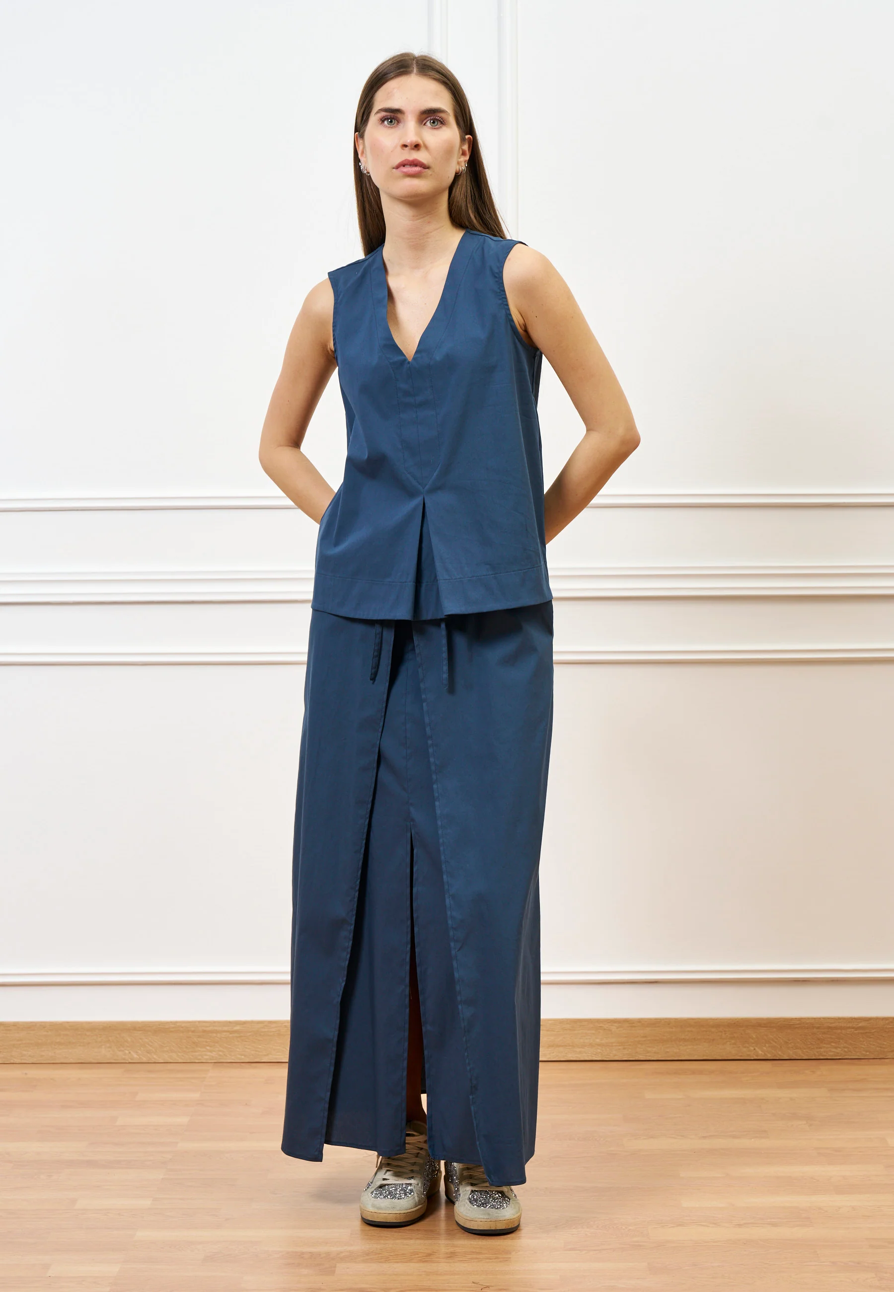 Camicia smanicata con scollo a v - BLU - Image 7