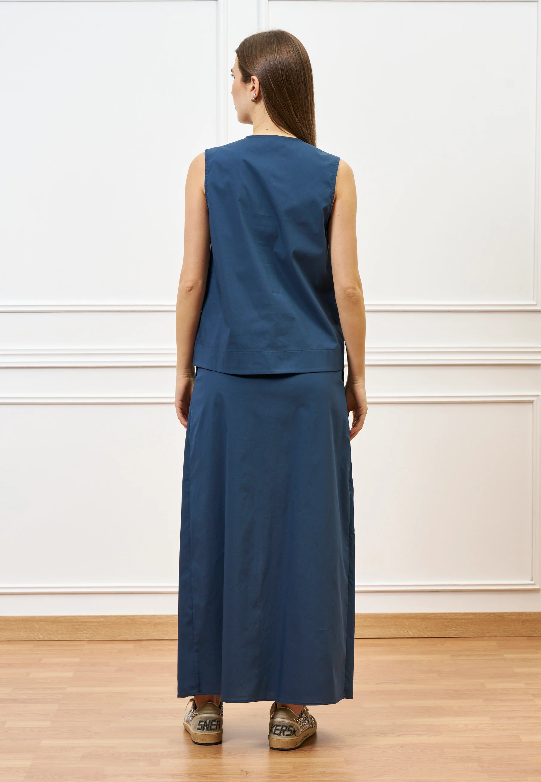 Camicia smanicata con scollo a v - BLU - Image 8