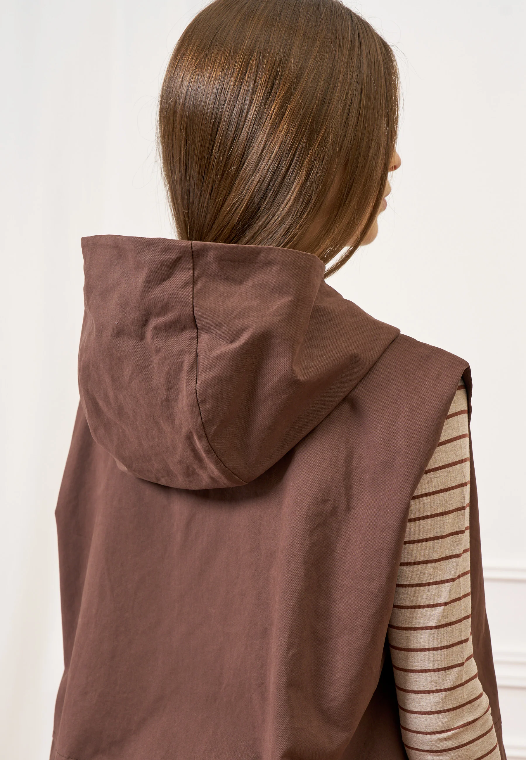 Giubbino smanicato con cappuccio - MARRONE - Image 5