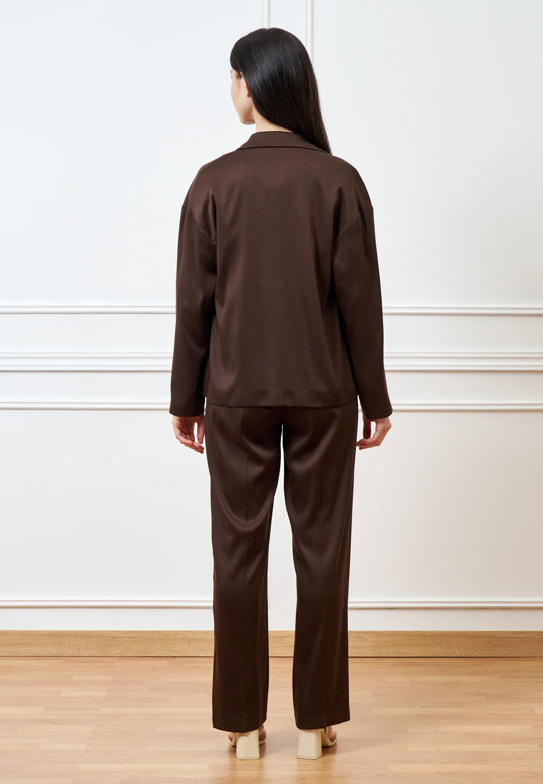 Pantalone dritto pinces in raso - MARRONE - Image 6