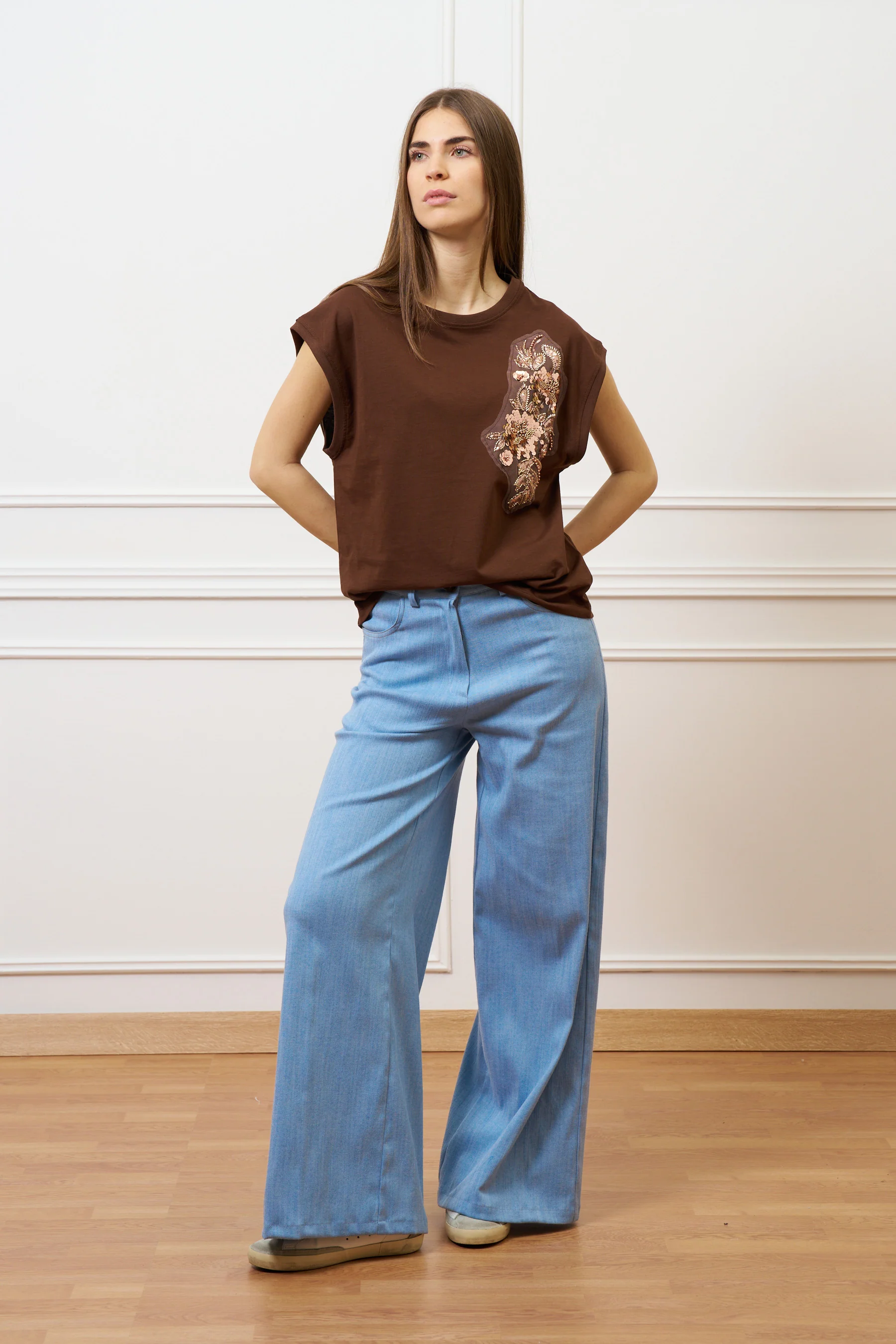 T-shirt con applicazioni sulla spalla - MARRONE
