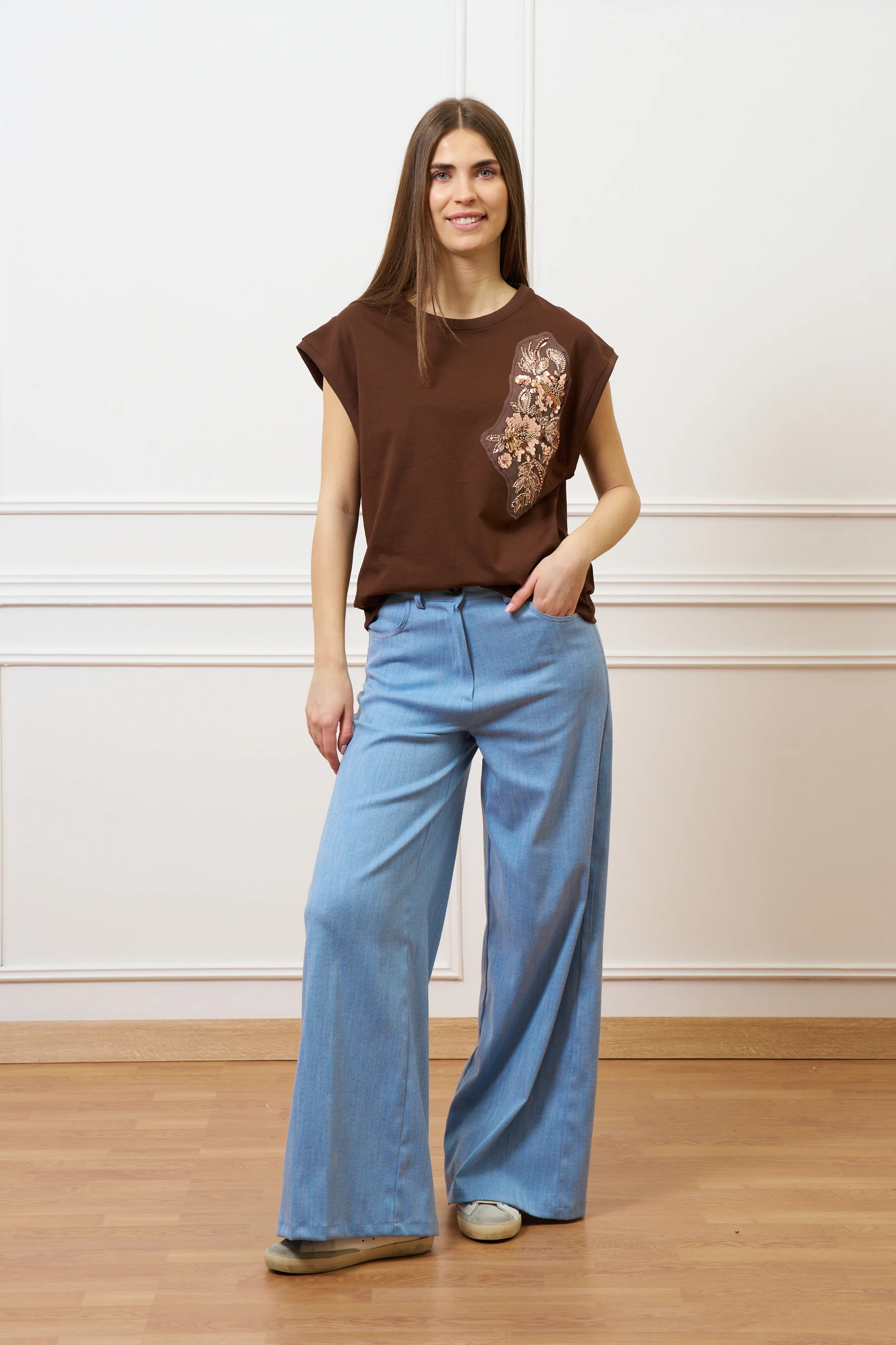 T-shirt con applicazioni sulla spalla - MARRONE - Image 3