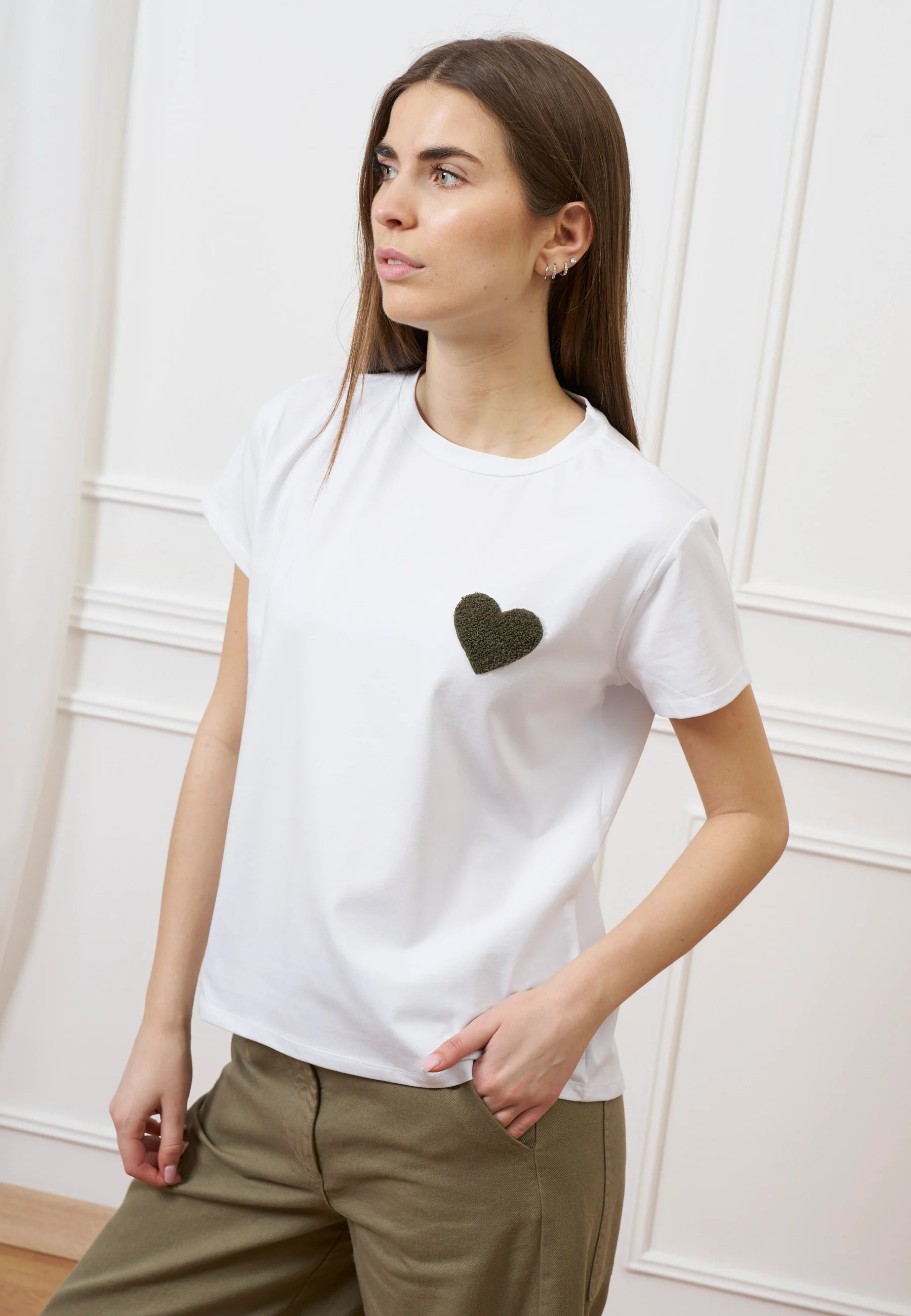 T-shirt con cuore ricamato - MILITARE