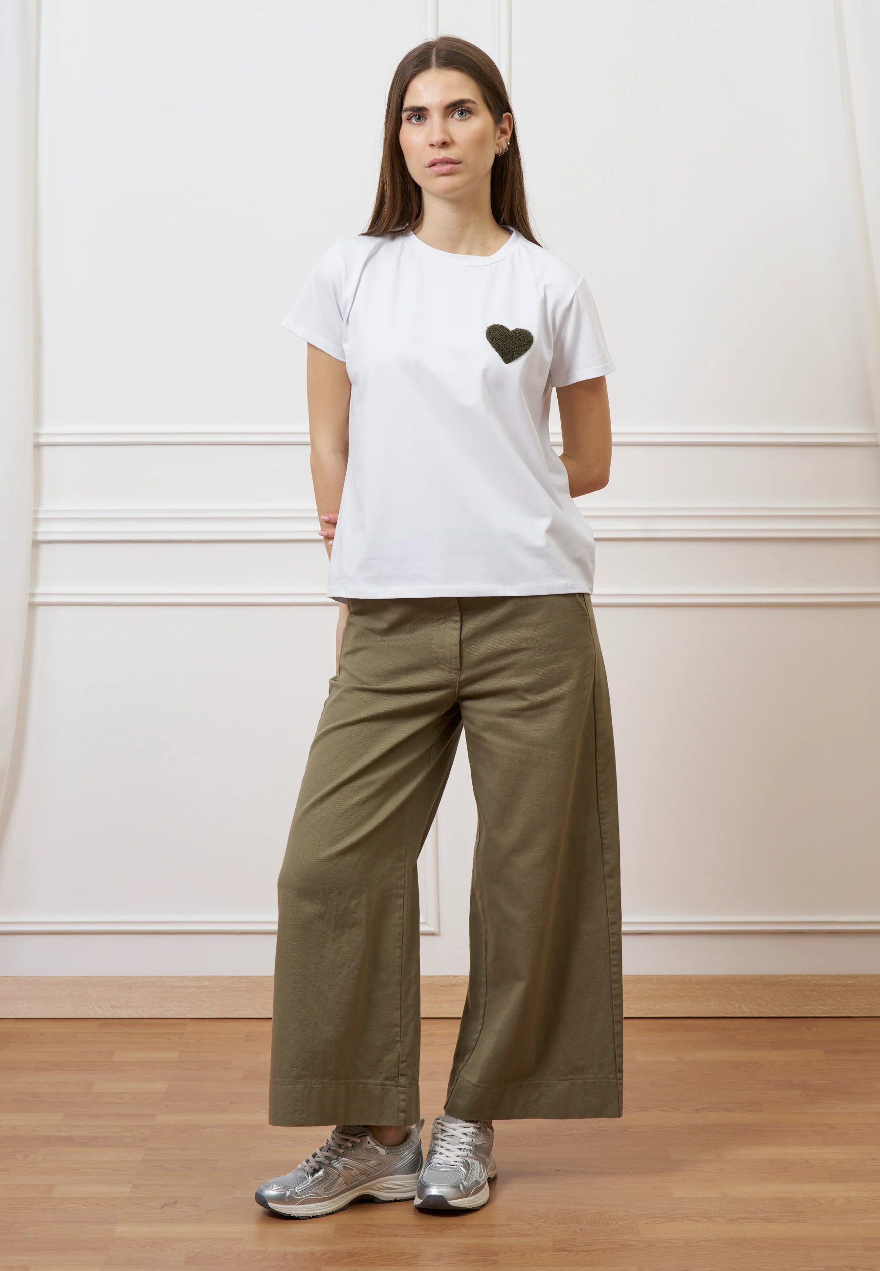 T-shirt con cuore ricamato - MILITARE - Image 2