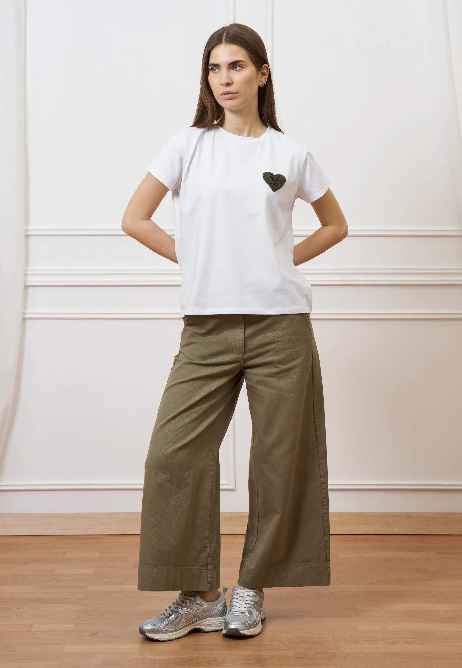 T-shirt con cuore ricamato - MILITARE - Image 3