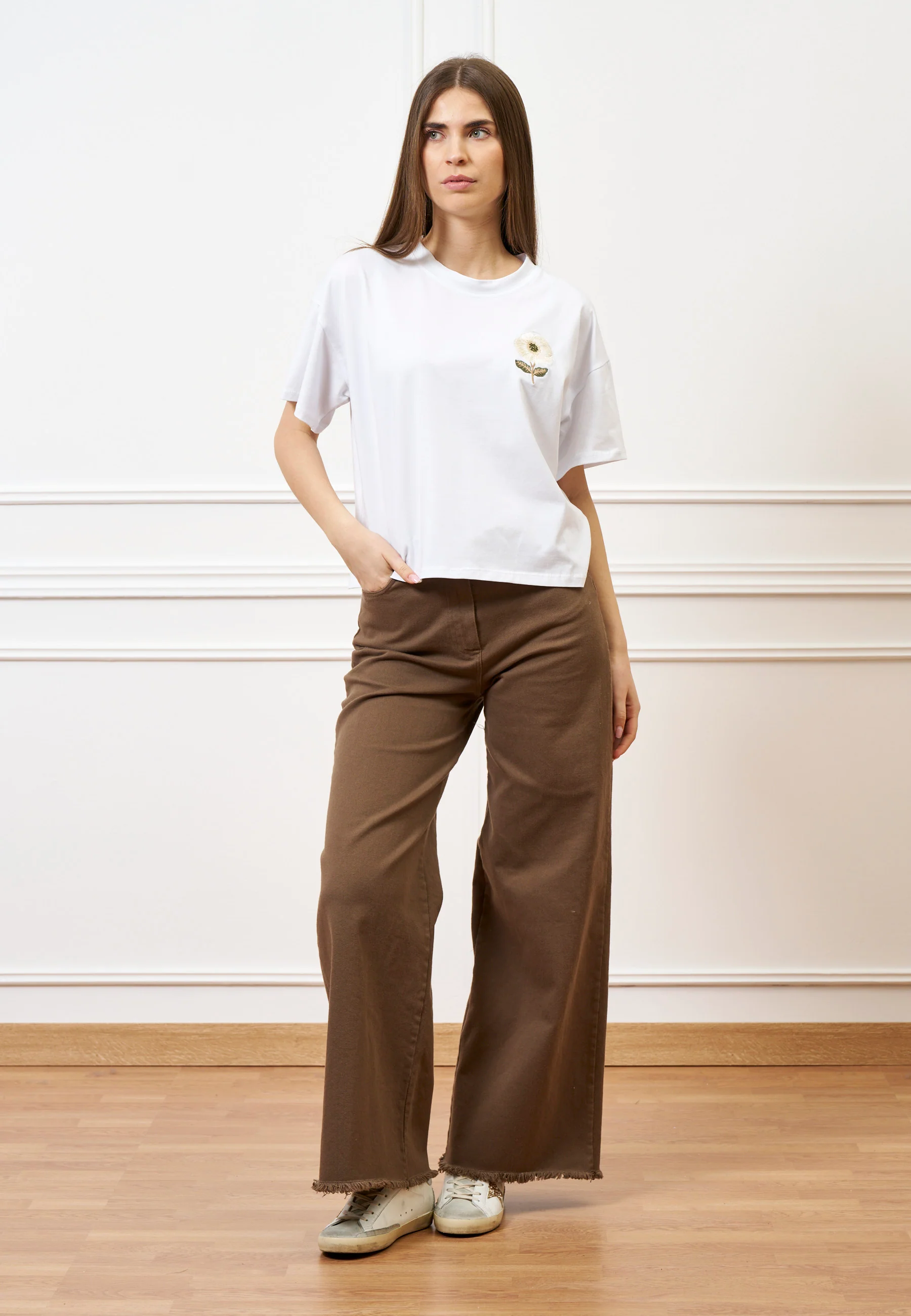 T-shirt con fiore beige ricamato - BIANCO - Image 3