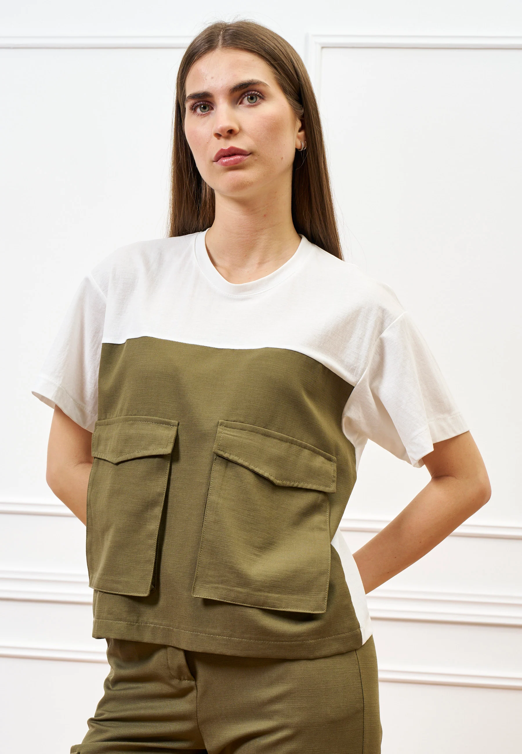 T-shirt con inserto tessuto e tasche - BIANCO/KAKI - Image 3