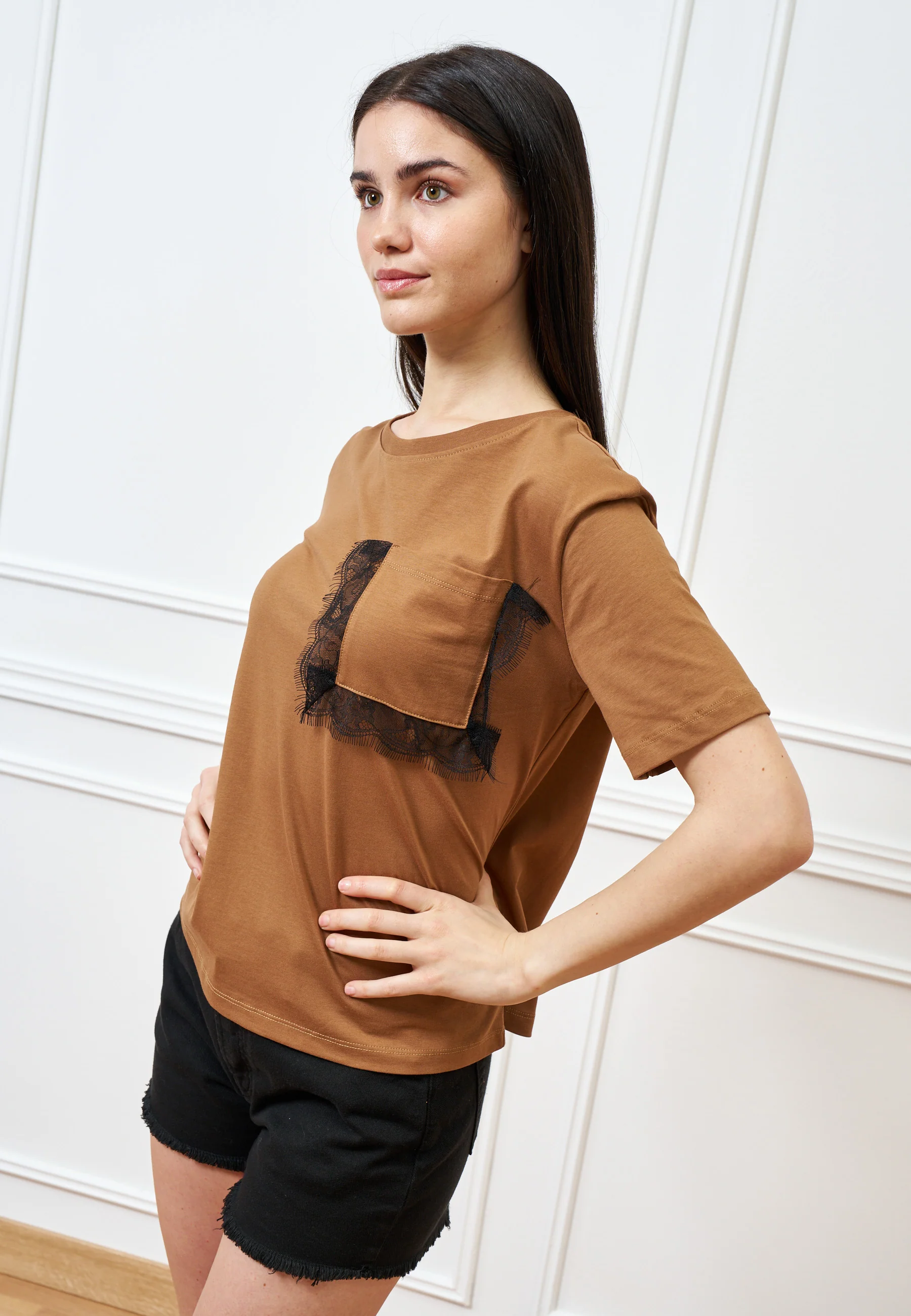 T-shirt con taschino bordo in pizzo - TABACCO