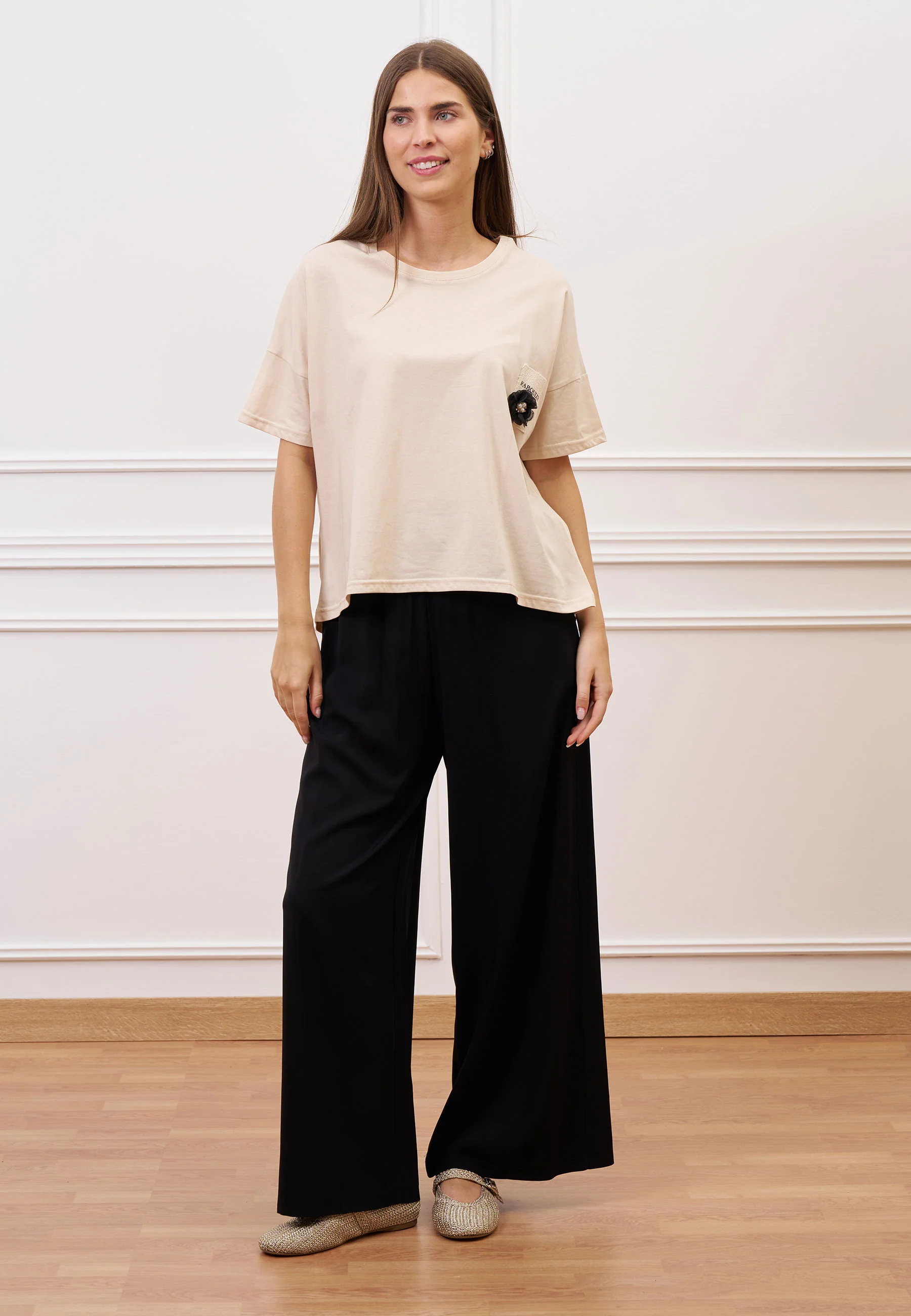 T-shirt con taschino scritta e fiore - BEIGE - Image 2